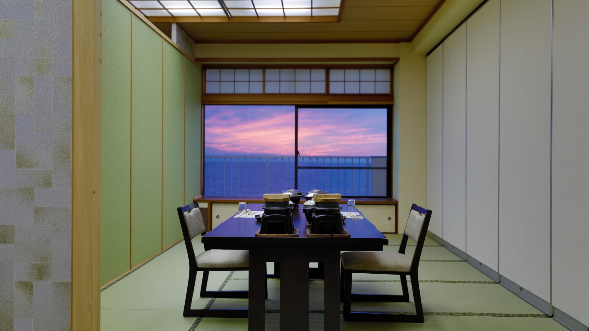 【餐厅（包房）】透过大窗户可以欣赏到海景。