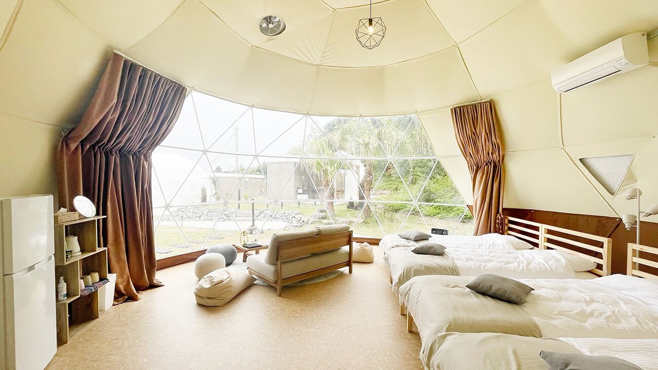 A room with a view of the sky and the sea, and close to the forest. Please relax quietly while gazing at the white road that seems to continue into the sky.