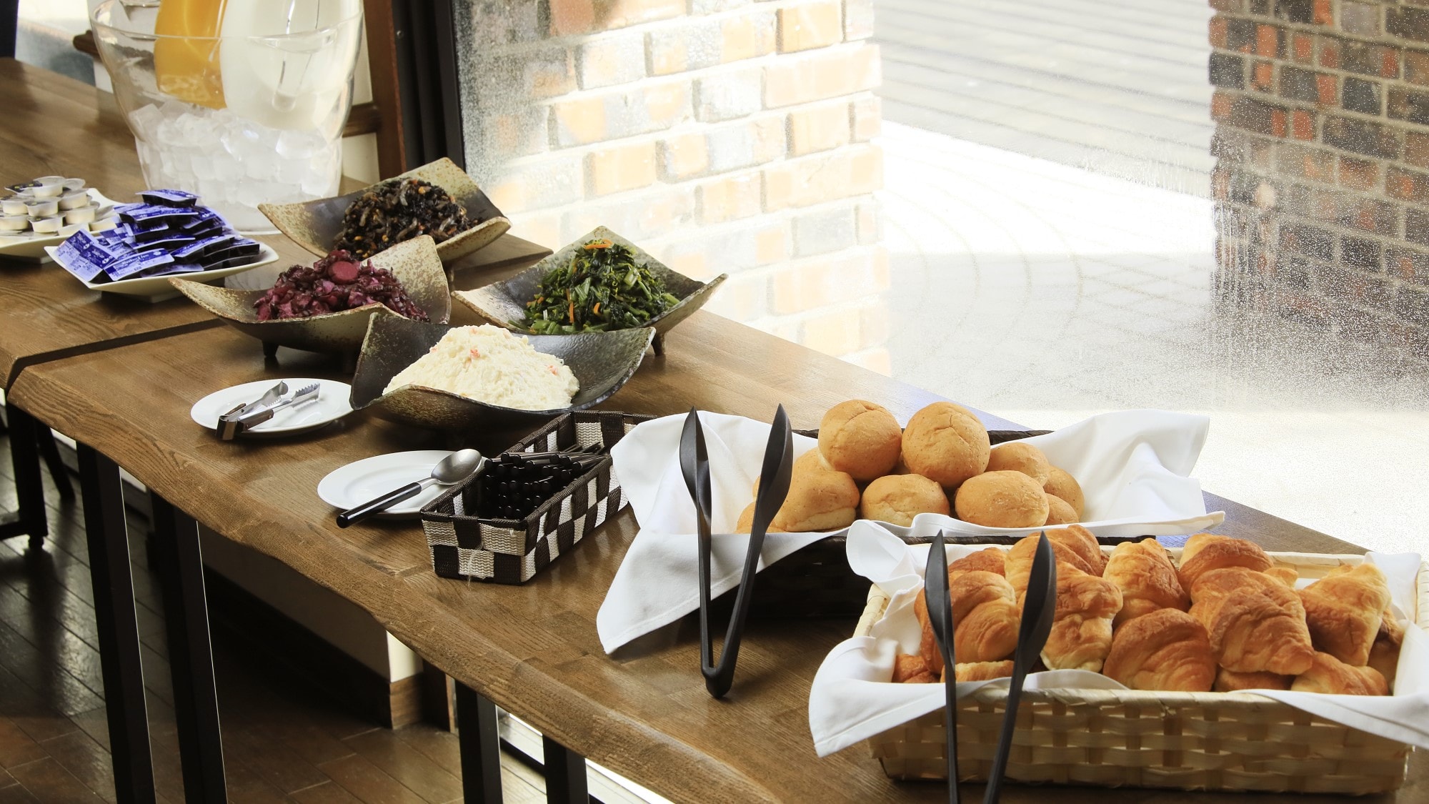 [Breakfast] Feel free to take the side menu as you like.*Example