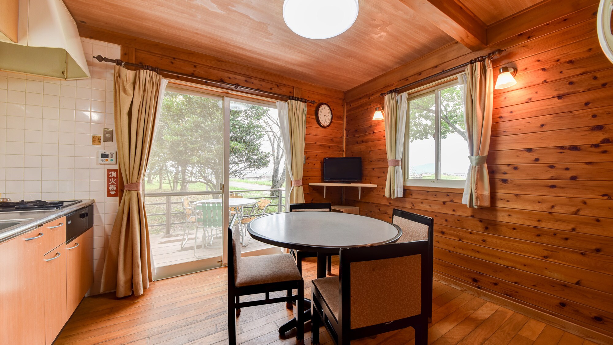 * [Cottage interior] It is a room where you can feel the warmth of wood. Since it has a terrace, you can eat outside!