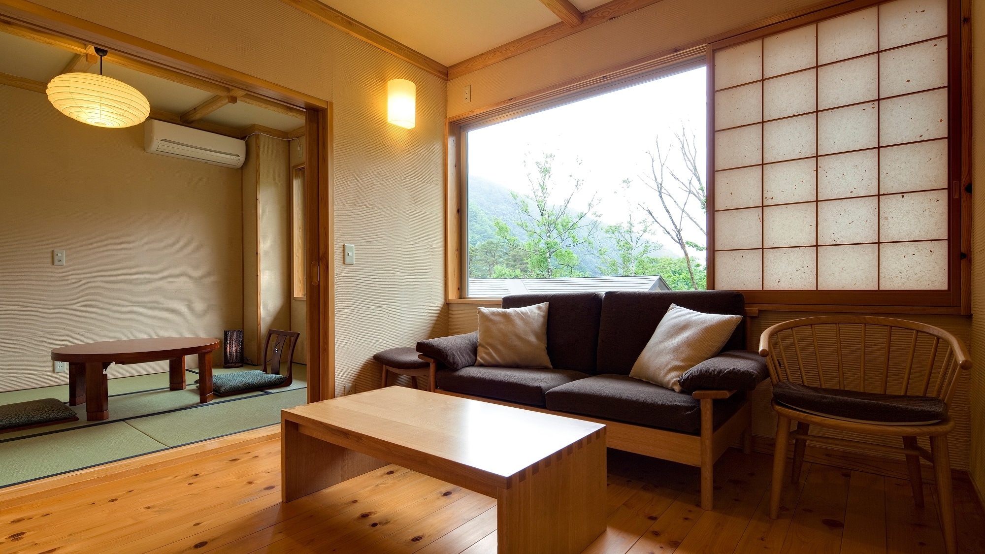 [Japanese-Western style room with open-air bath + Western-style bed]