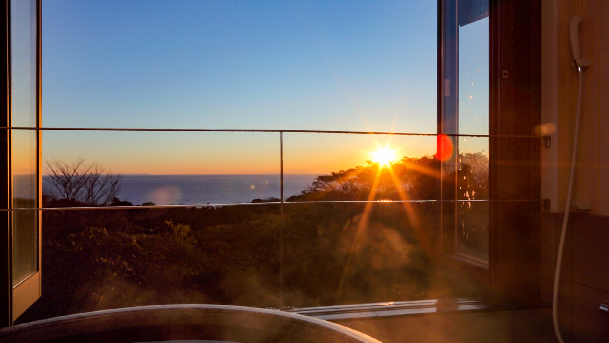 [Sound] Why don't you wake up early and watch the beautiful sunrise from the bath?