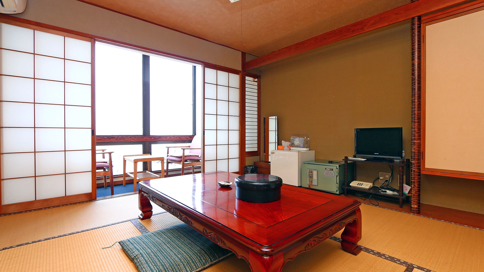 Affordable 6-tatami Japanese-style room♪ Perfect for business. (Toilet, sink, air conditioner, and refrigerator included)