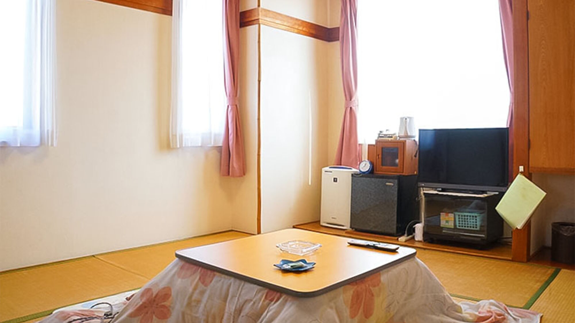 Contoh kamar bergaya Jepang: Ruang tatami sederhana. Regangkan anggota tubuh Anda dan rileks perlahan