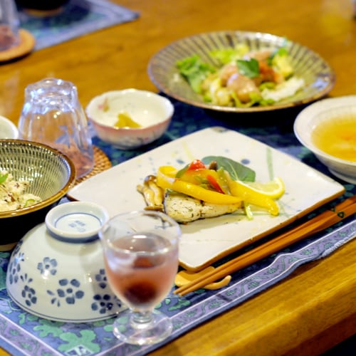 [ตัวอย่างอาหารมื้อเย็น] นี่คืออาหารมื้อเย็นประจำวันที่ใช้ผักและข้าวจากบ้านพ่อแม่ของภรรยา
