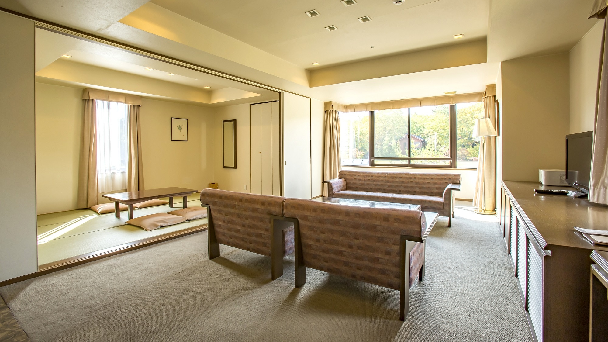 "Japanese and Western room suite"