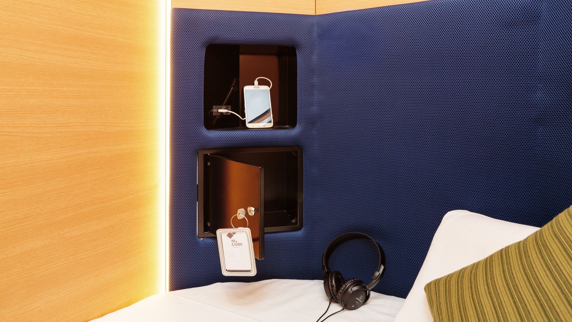 Storage space, outlet, USB charging port Equipped with all cubes
