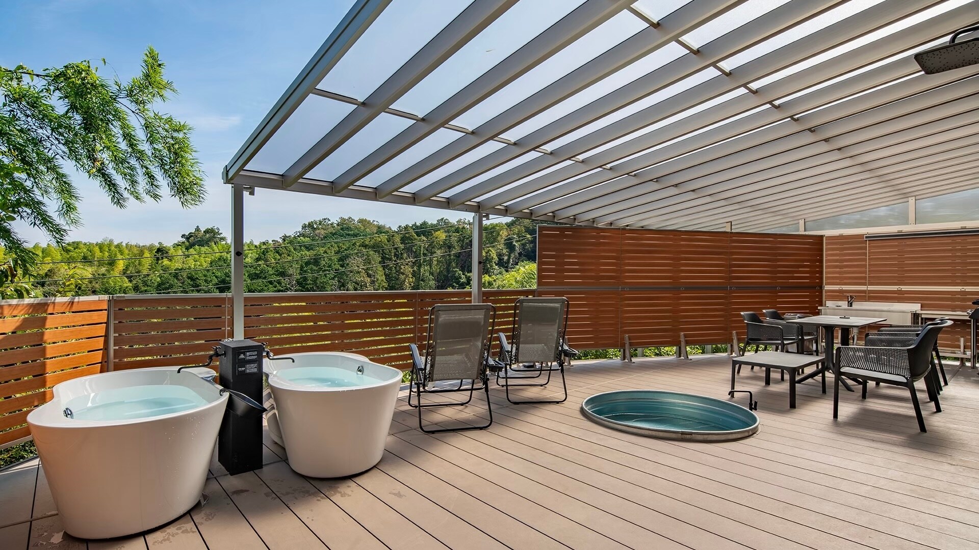 <Wood Deck> There is a sauna, an open-air natural hot spring bath, a cold water bath, and a BBQ space.