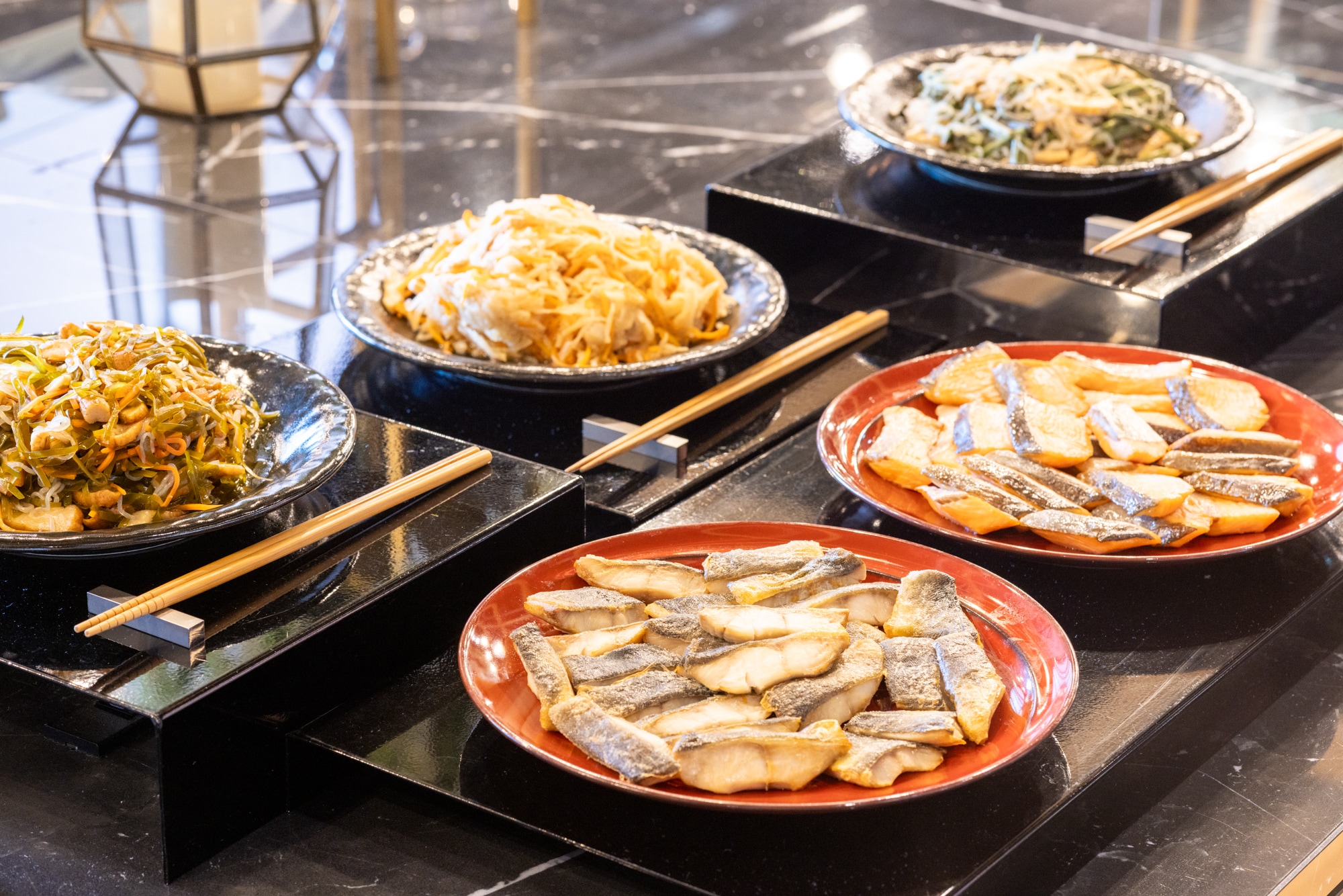 Tiệc buffet sáng: cá nướng và các món hầm.