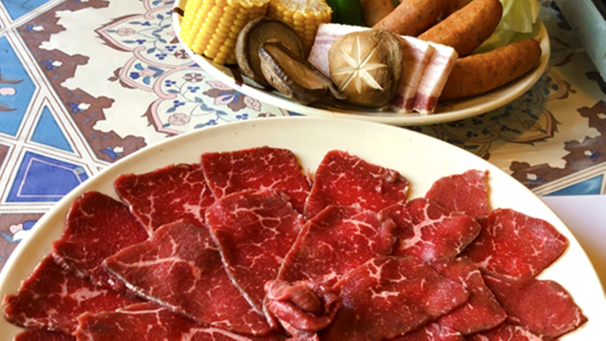 *[Examples of BBQ ingredients] A hearty meal with meat, sausages on the bone, local vegetables, and more!