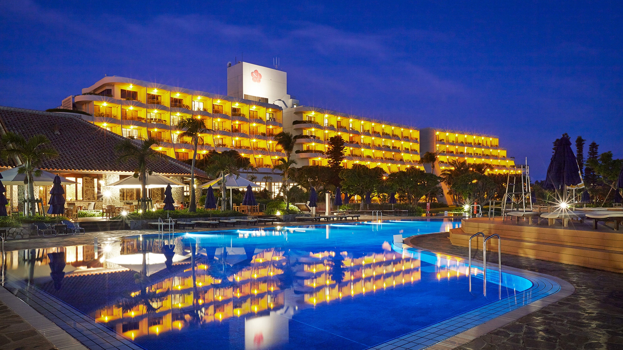 A panoramic view of the Ocean Wing over the pool. The light of the ocean wing reflected in the pool is beautiful. .. ..