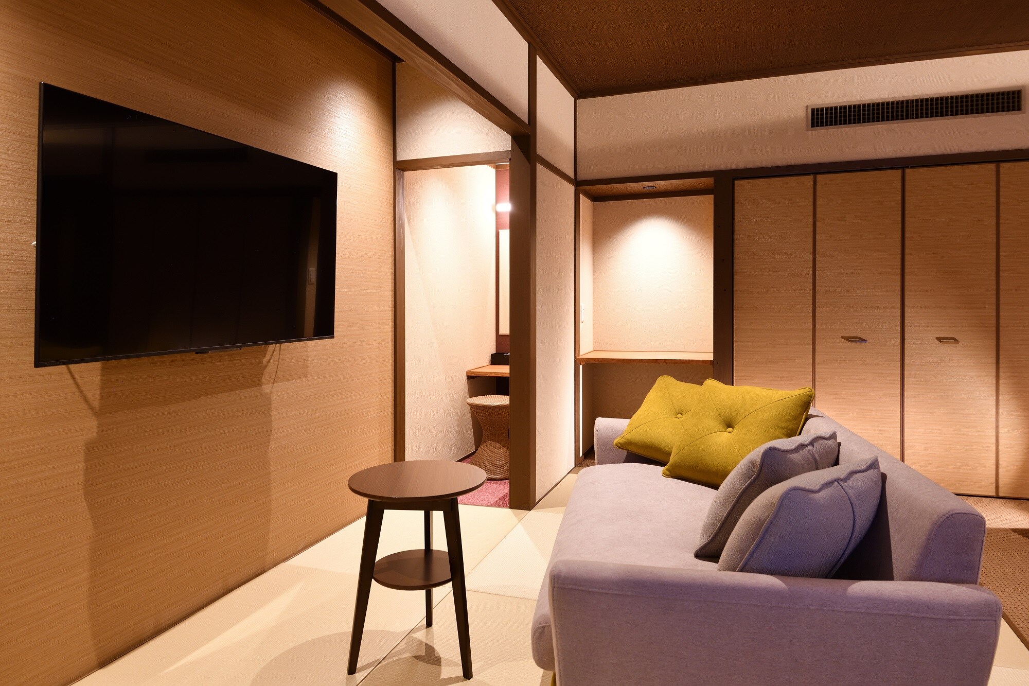 An example of a semi-suite room