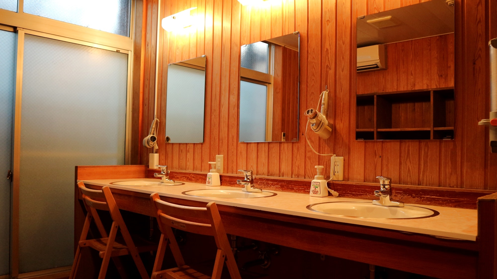 * [Large communal bath] Men's bath changing room