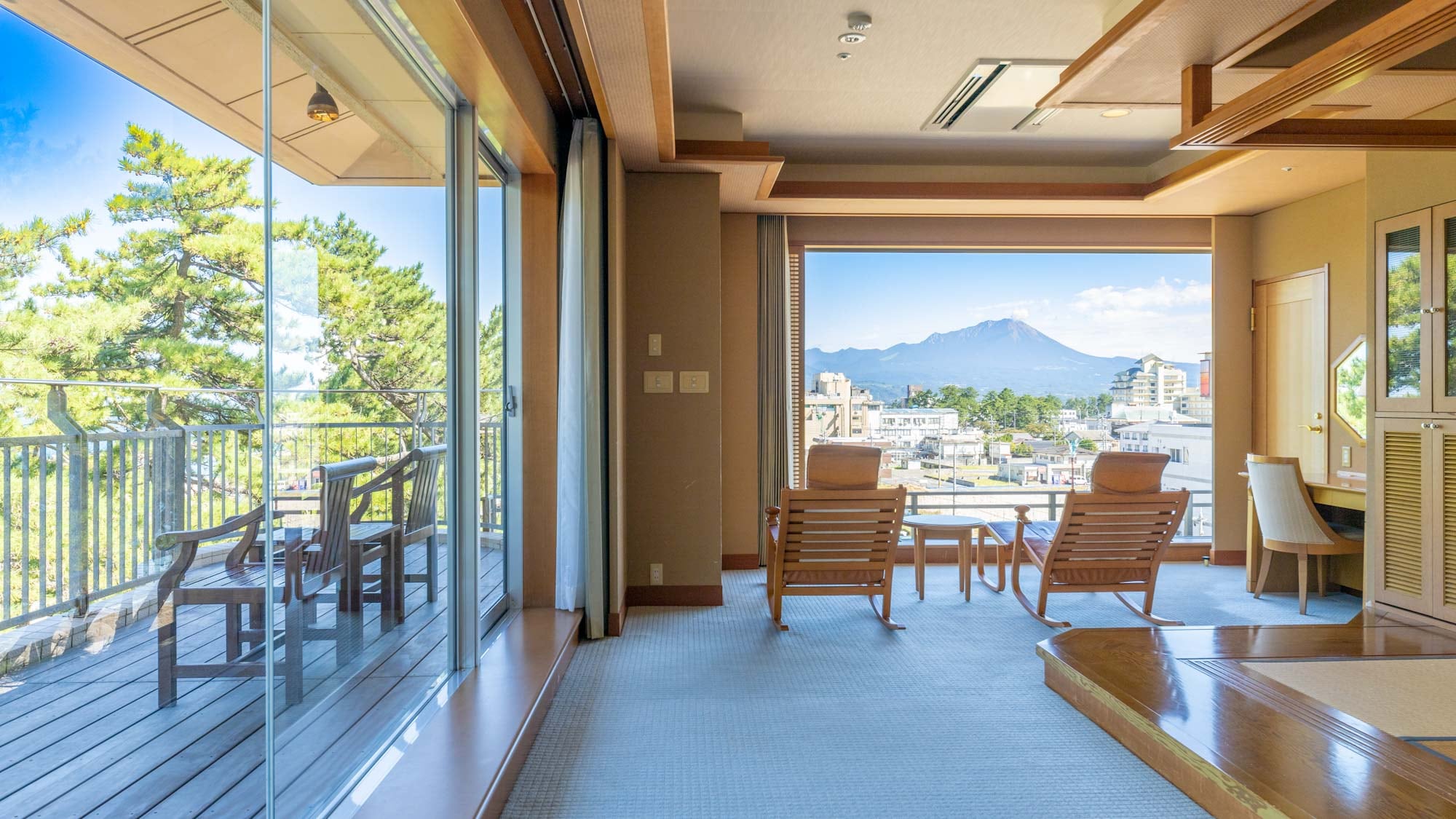 [Room with open-air hot spring bath] Corner room with bed