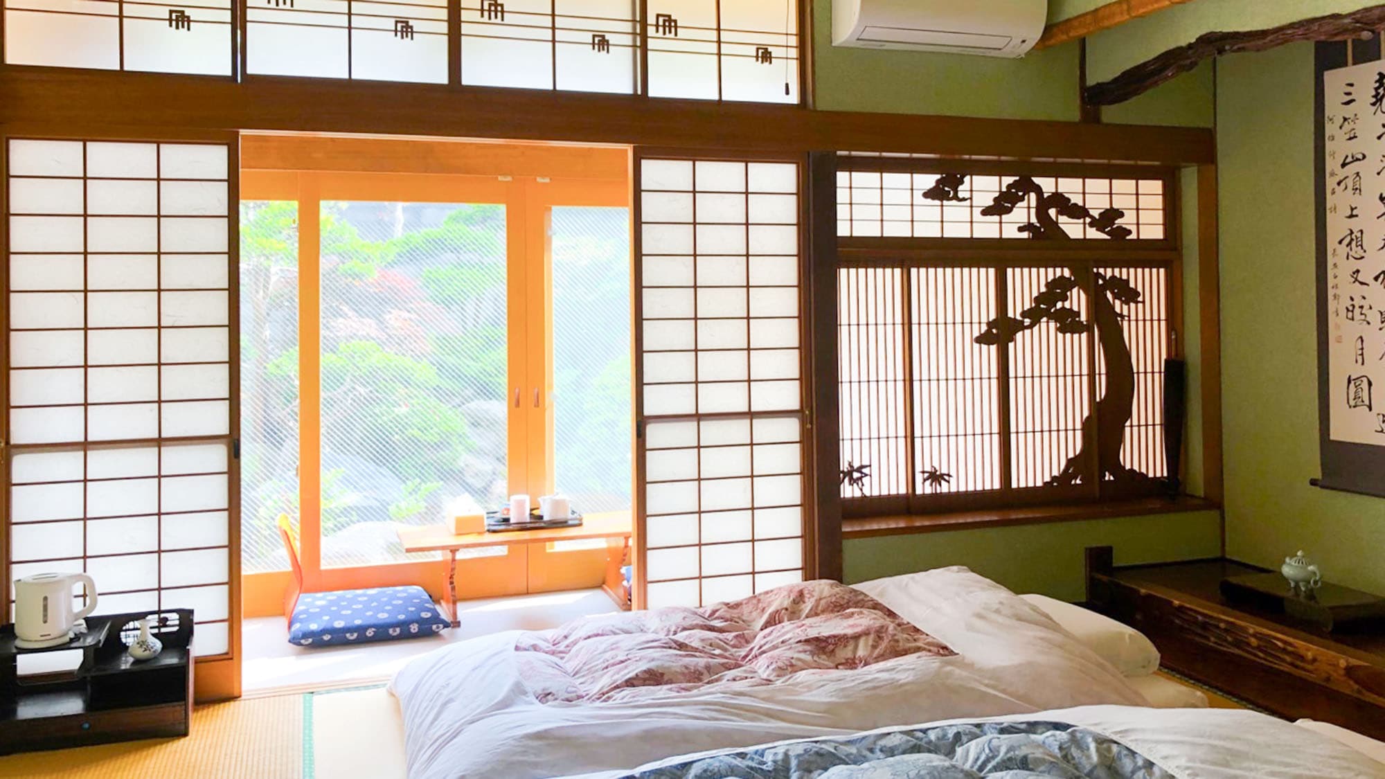・【102】A 10.5 tatami Japanese-style room that can accommodate up to 3 people and overlooks the Japanese garden in the courtyard.