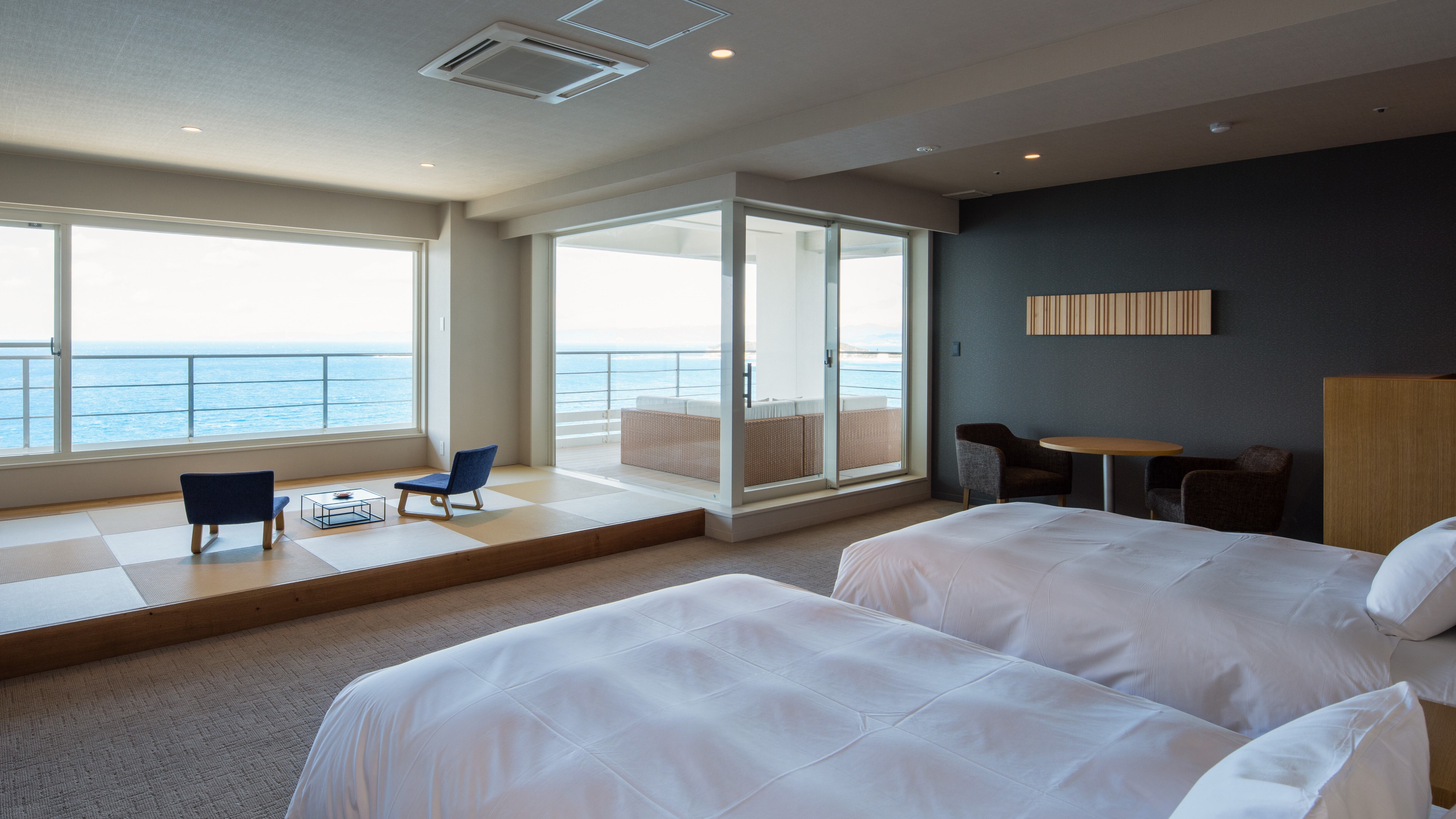 [Room] [Suite room / Overlooking the sea] Renovated / 80㎡ / Up to 4 people / Non-smoking beach side
