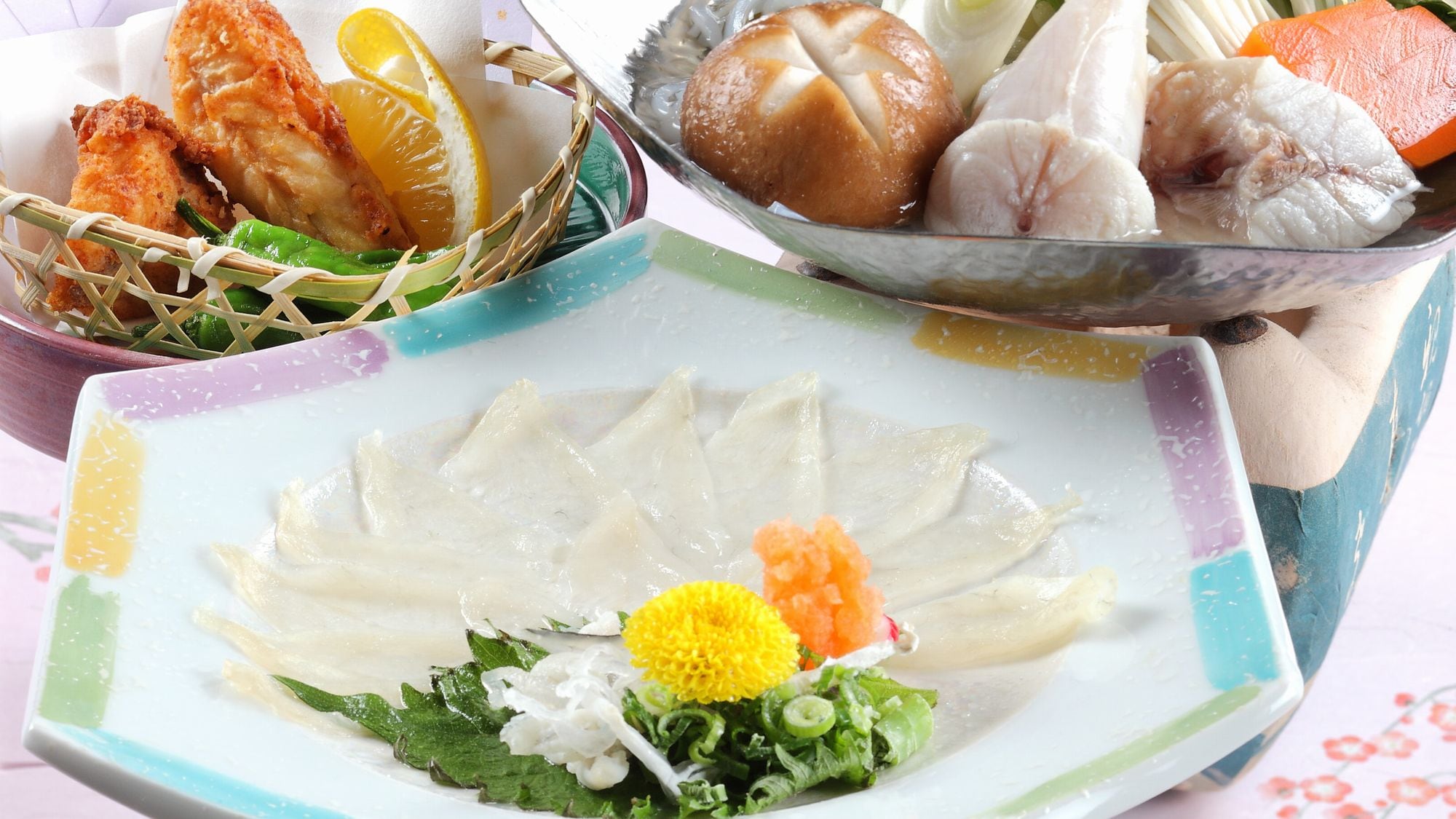 [Fugu sashimi] * Three kinds of luxurious flavors, including sashimi, carefully selected by the head of the board.