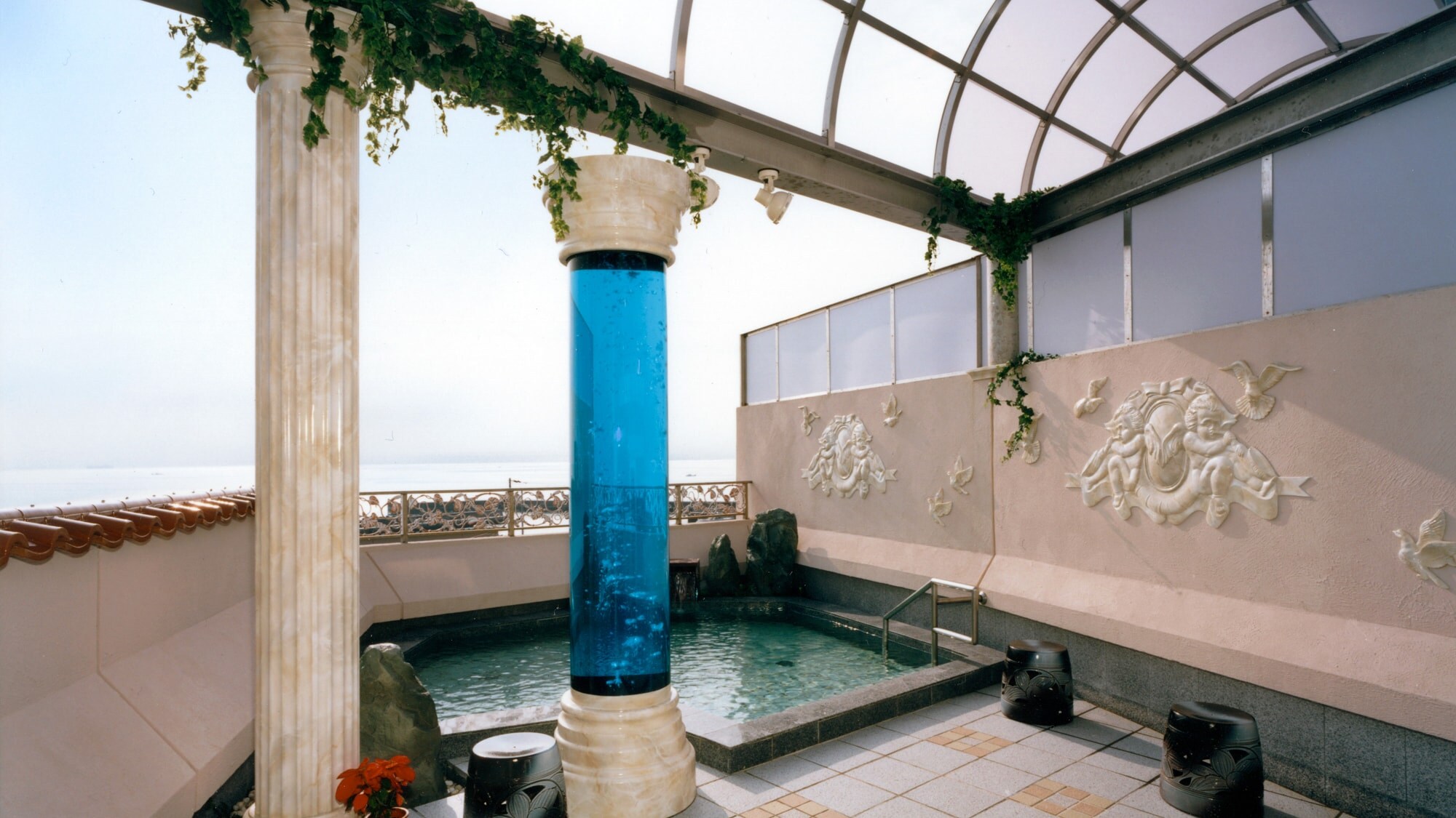 [Open-air bath for men] An open-air bath with a good panorama overlooking the sea