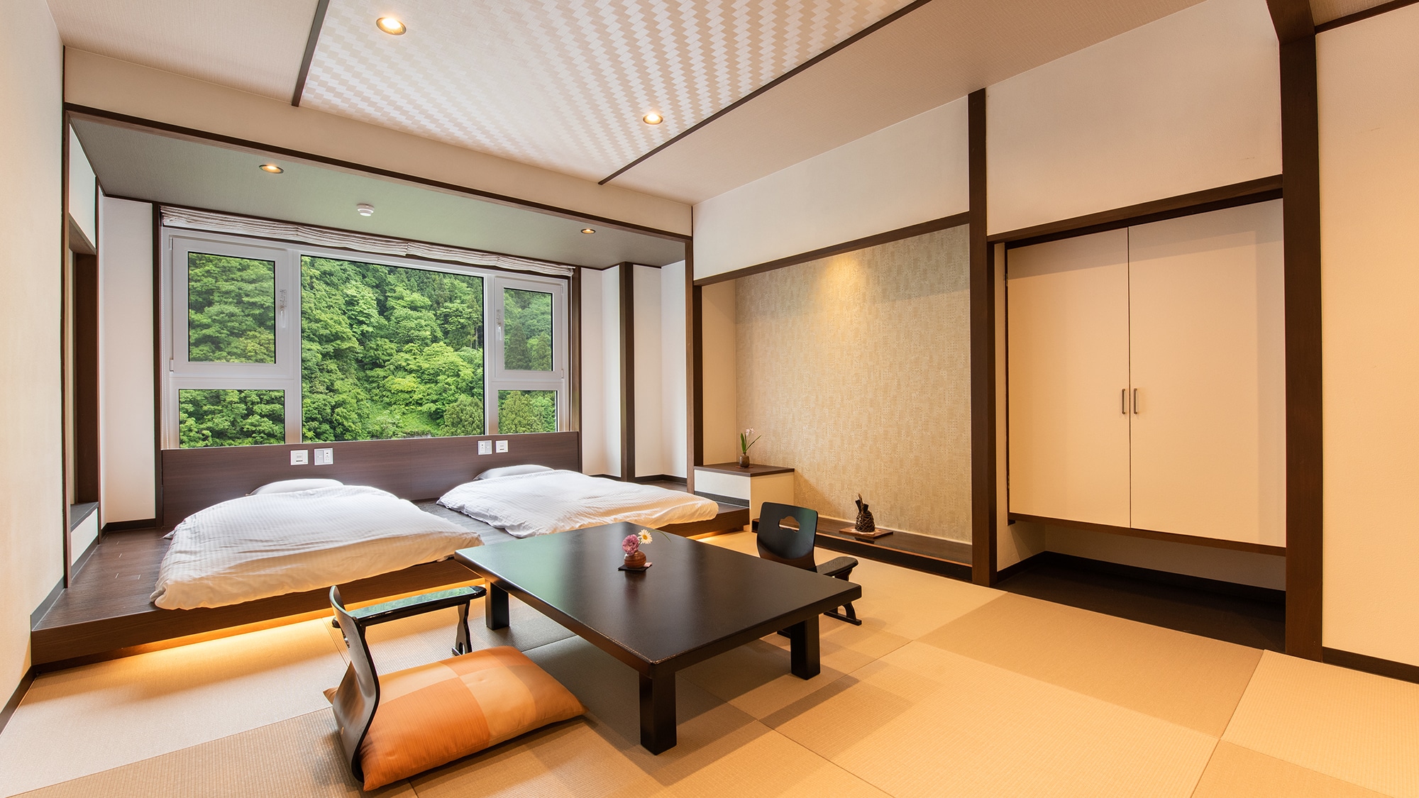 [Modern Japanese-style room] Opened in winter R4 <4 tatami mats + 8 tatami mats with a small rise>