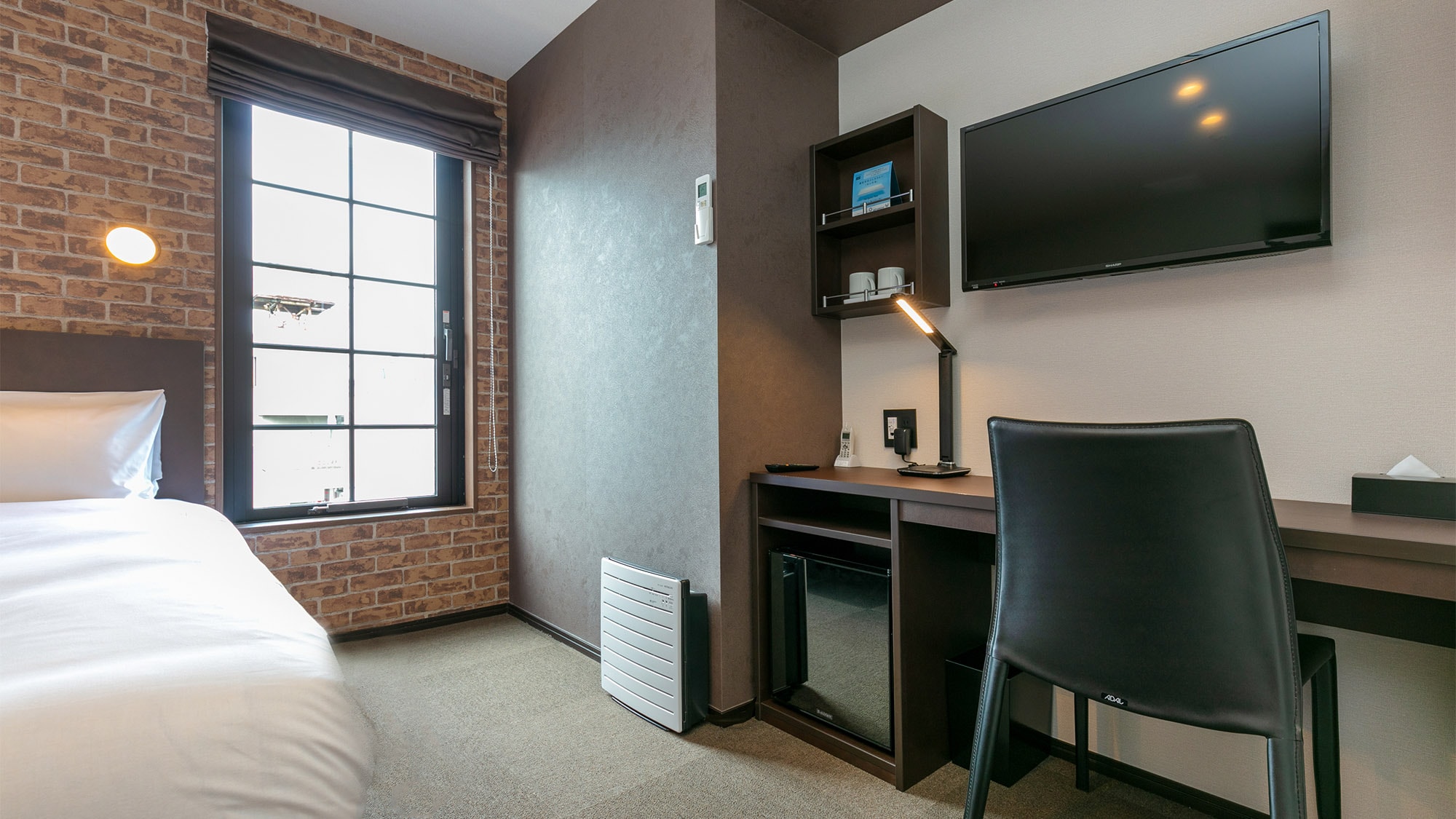 ・ Telework space: Free Wi-Fi, LAN wiring, and stand lighting in all rooms