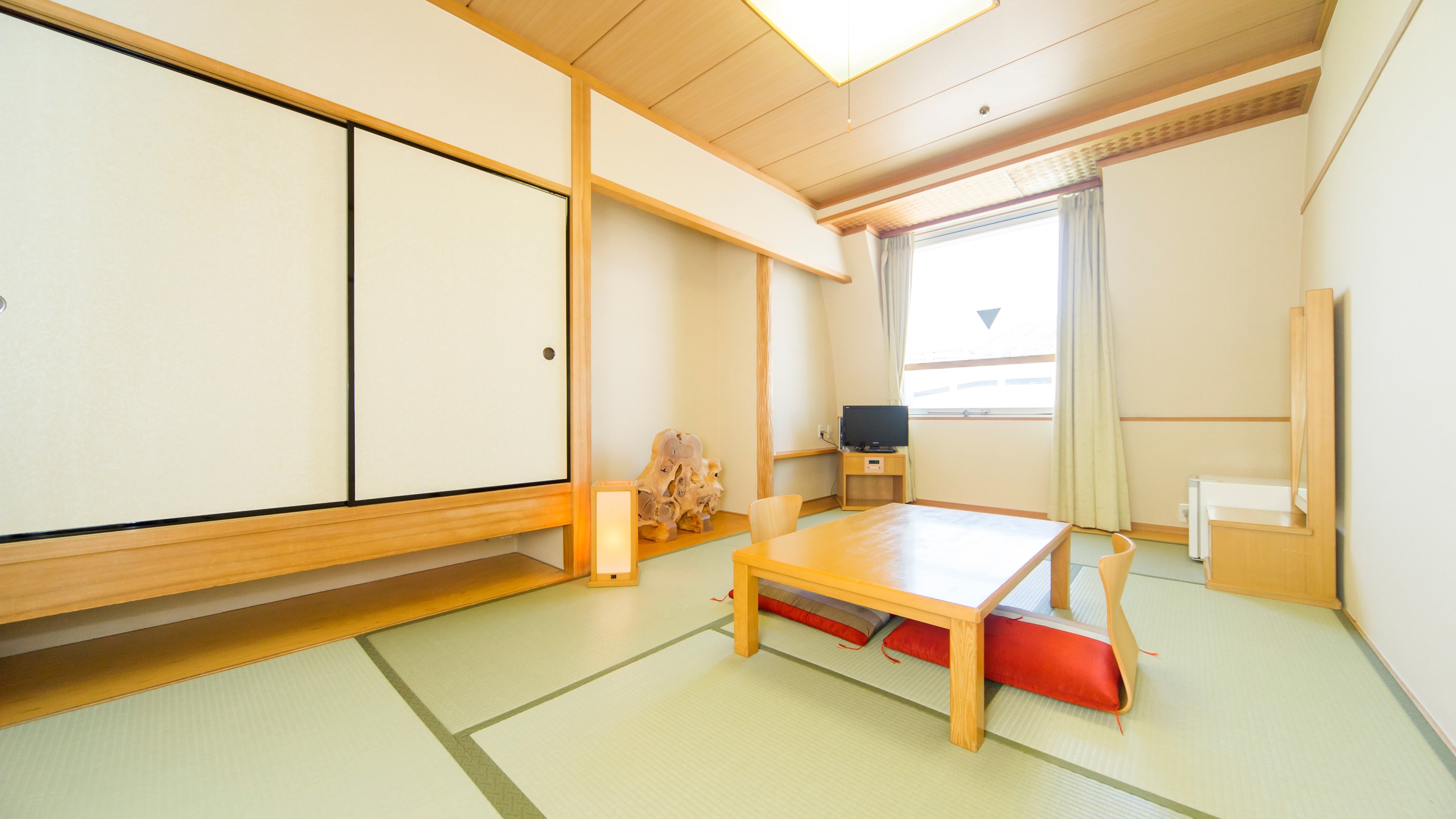 Japanese-style room small (7.5 tatami mats)