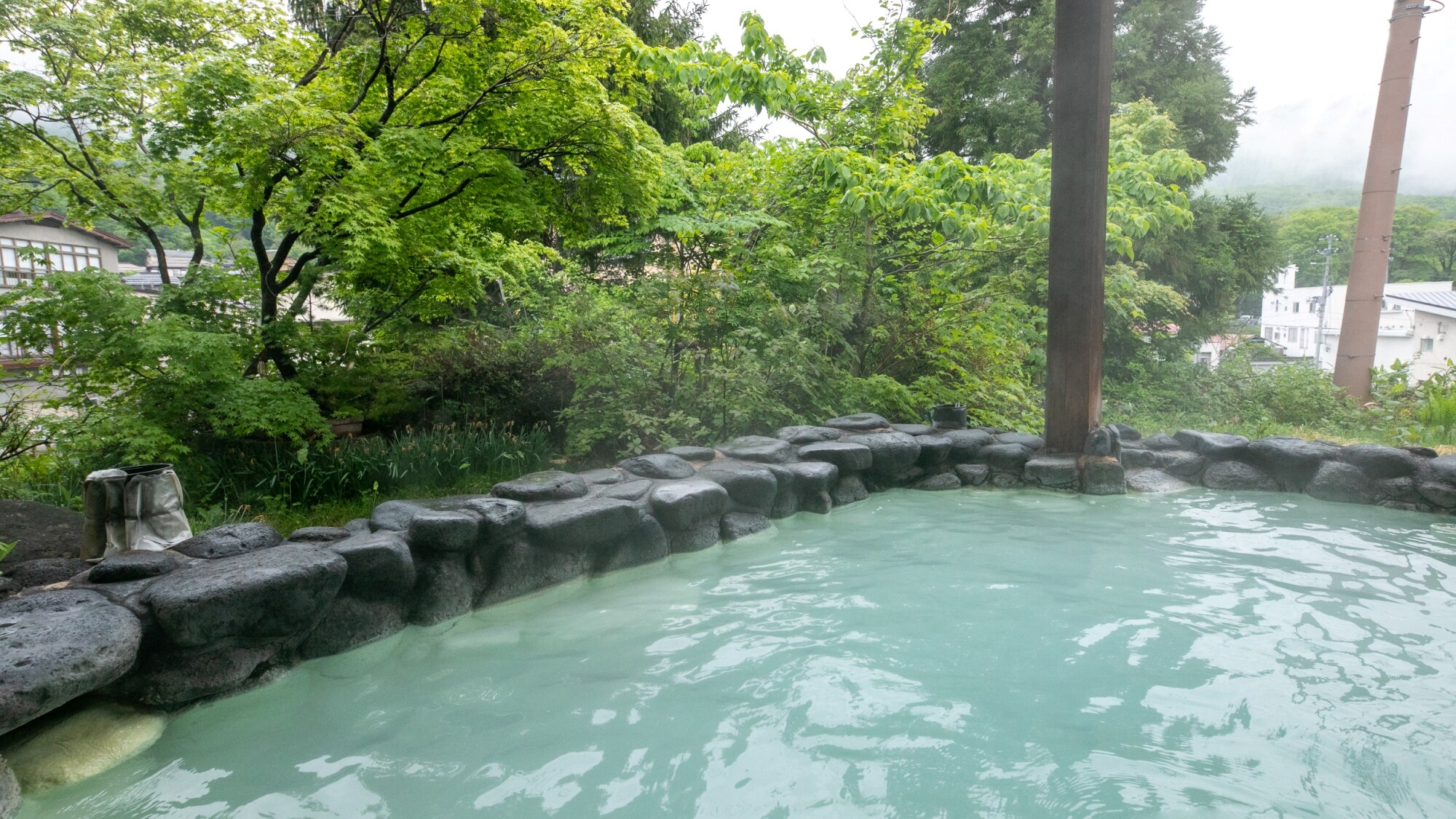 A relaxing space where you can experience the vibrant seasons of Zao from an open space.