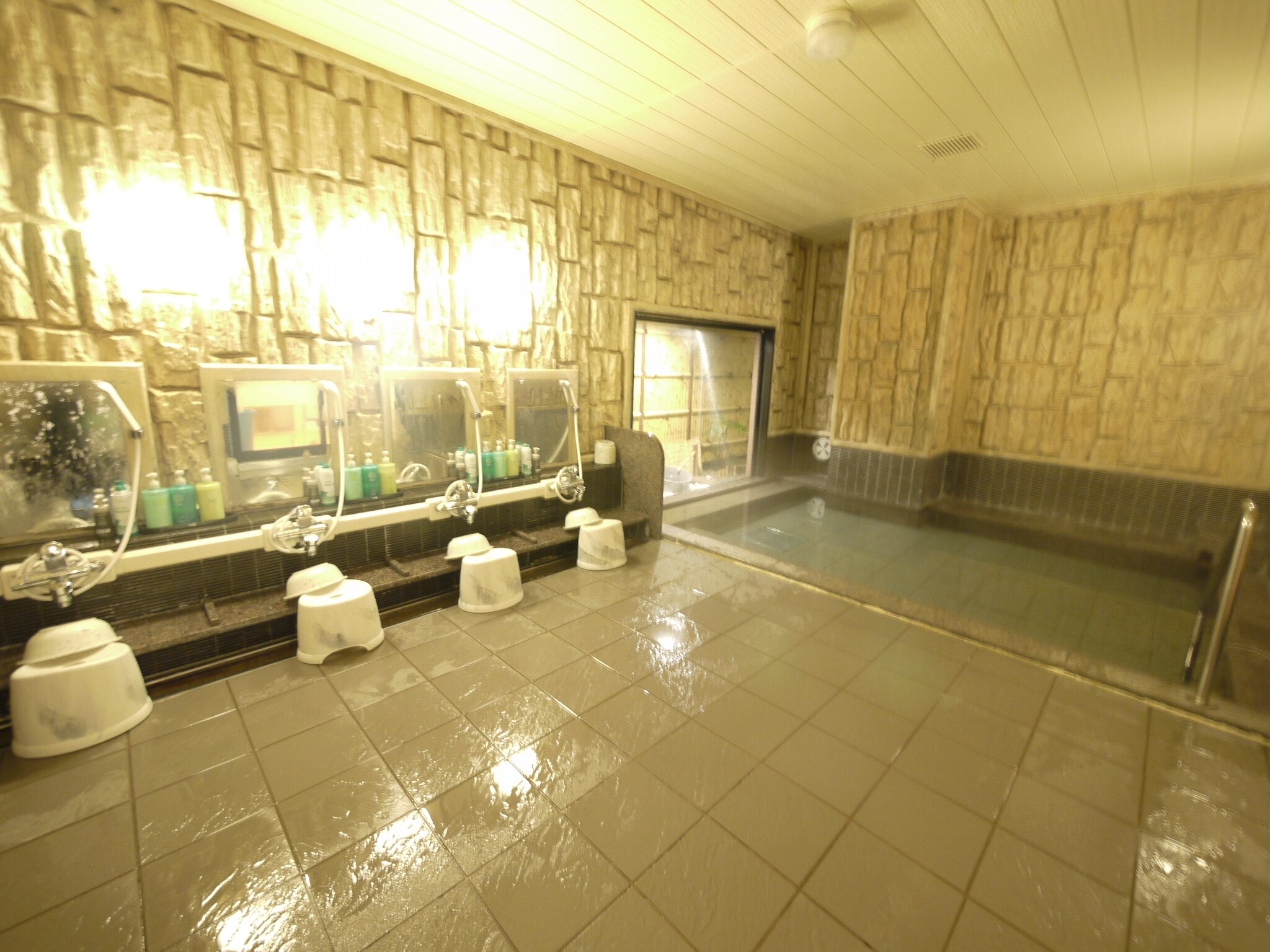 [男士公共浴池] 15:00 至 2:00 和 5:00 至 10:00 提供旅行者熱水。