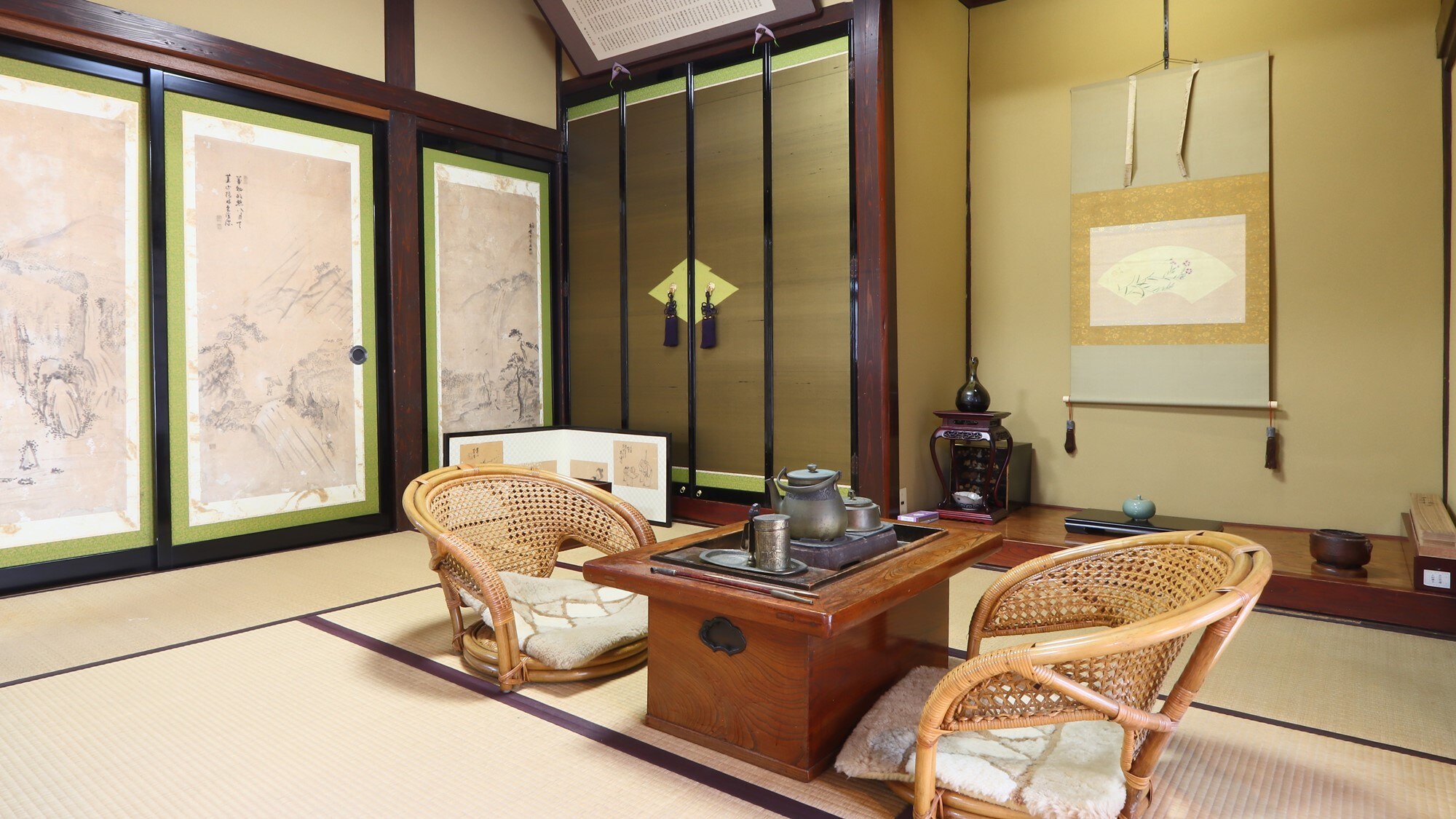 Tatami room. Hanging scrolls, sliding door paintings, and other details are carefully designed.
