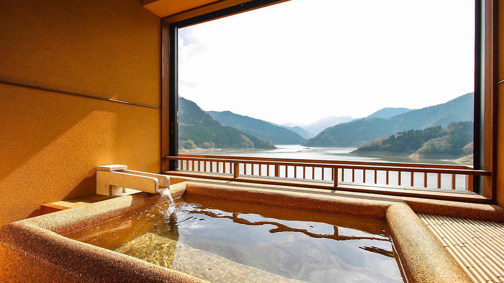 ・ <Akane Yae>请在湖泊蔓延的独家半露天浴池中尽情放松。