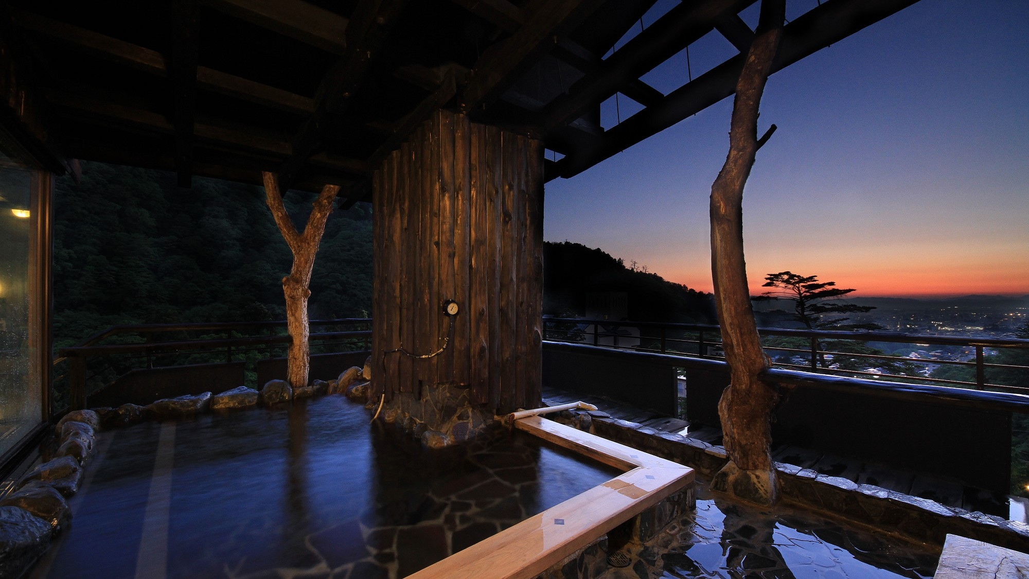 * 黃昏時分的千代瀧觀景台露天浴池