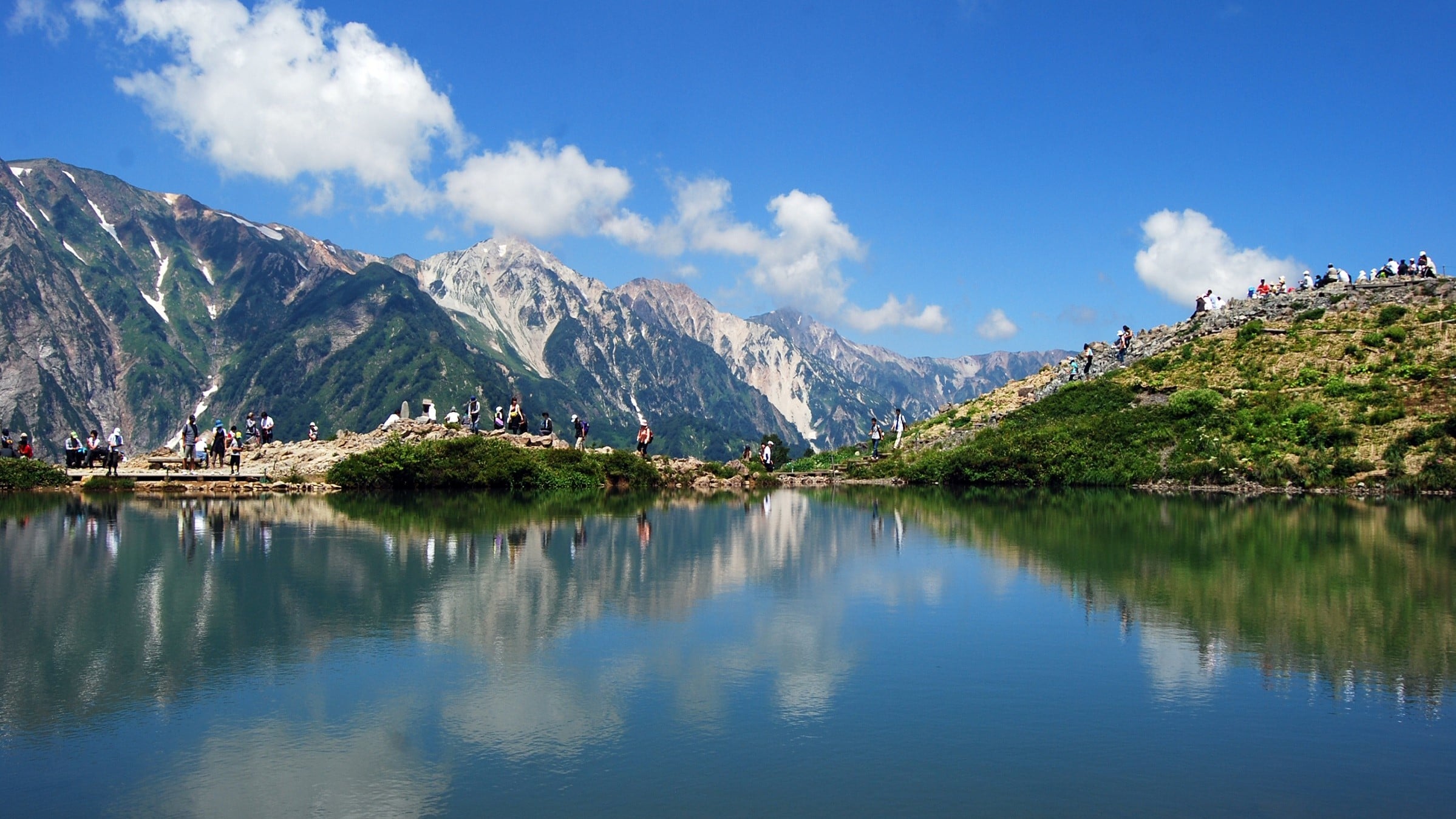 A popular summer trekking spot! Happo pond