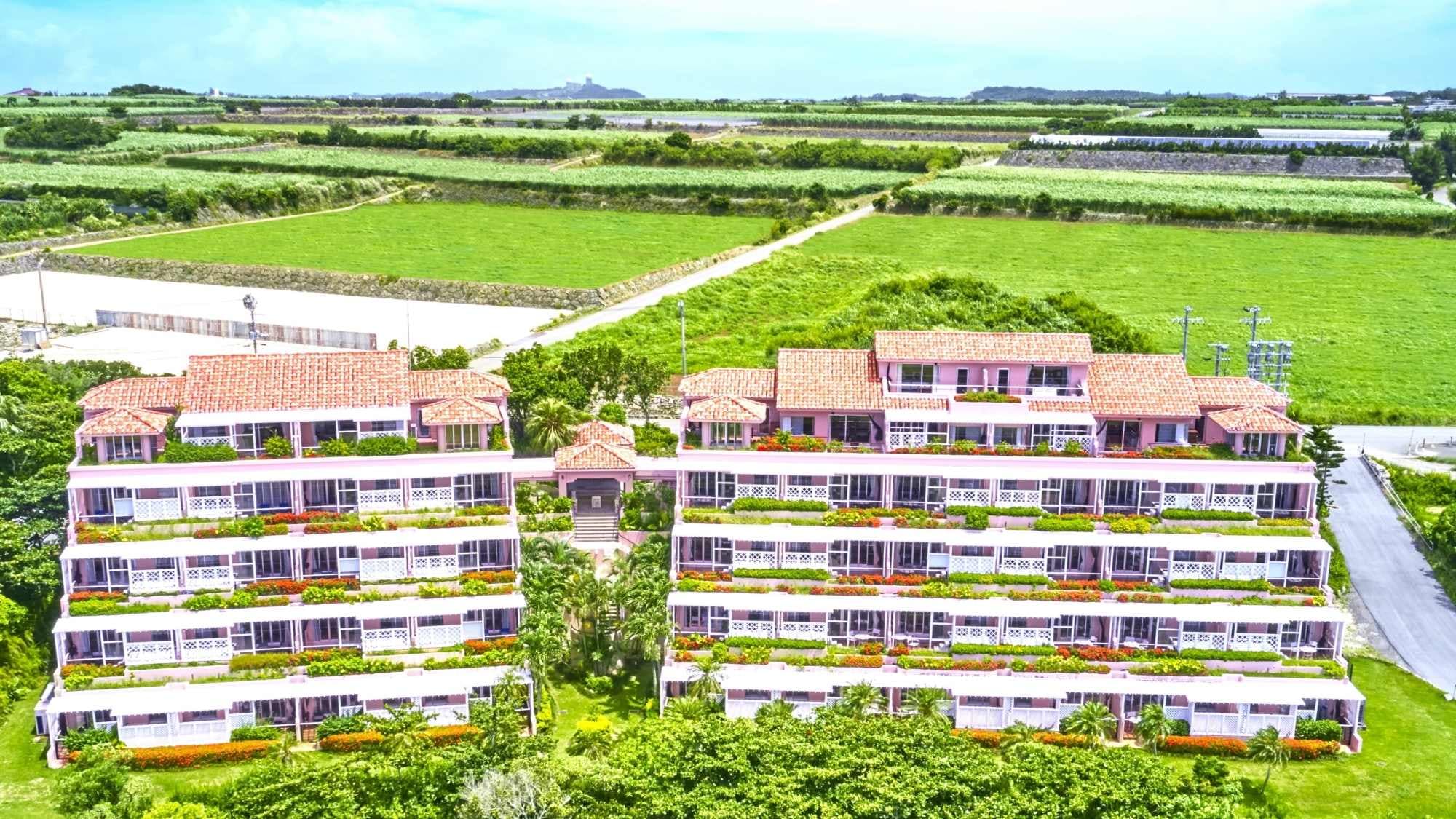 [Exterior/Jacuzzi Building] A suite recommended for long-term stays with a Jacuzzi, kitchen, and washing machine on the open terrace.