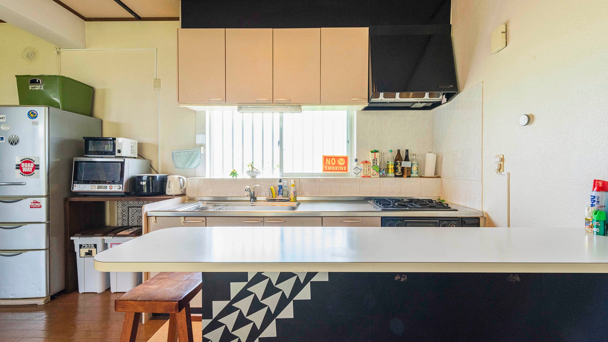 ・[Kitchen] Fully equipped with kitchen appliances, tableware, etc., perfect for long stays