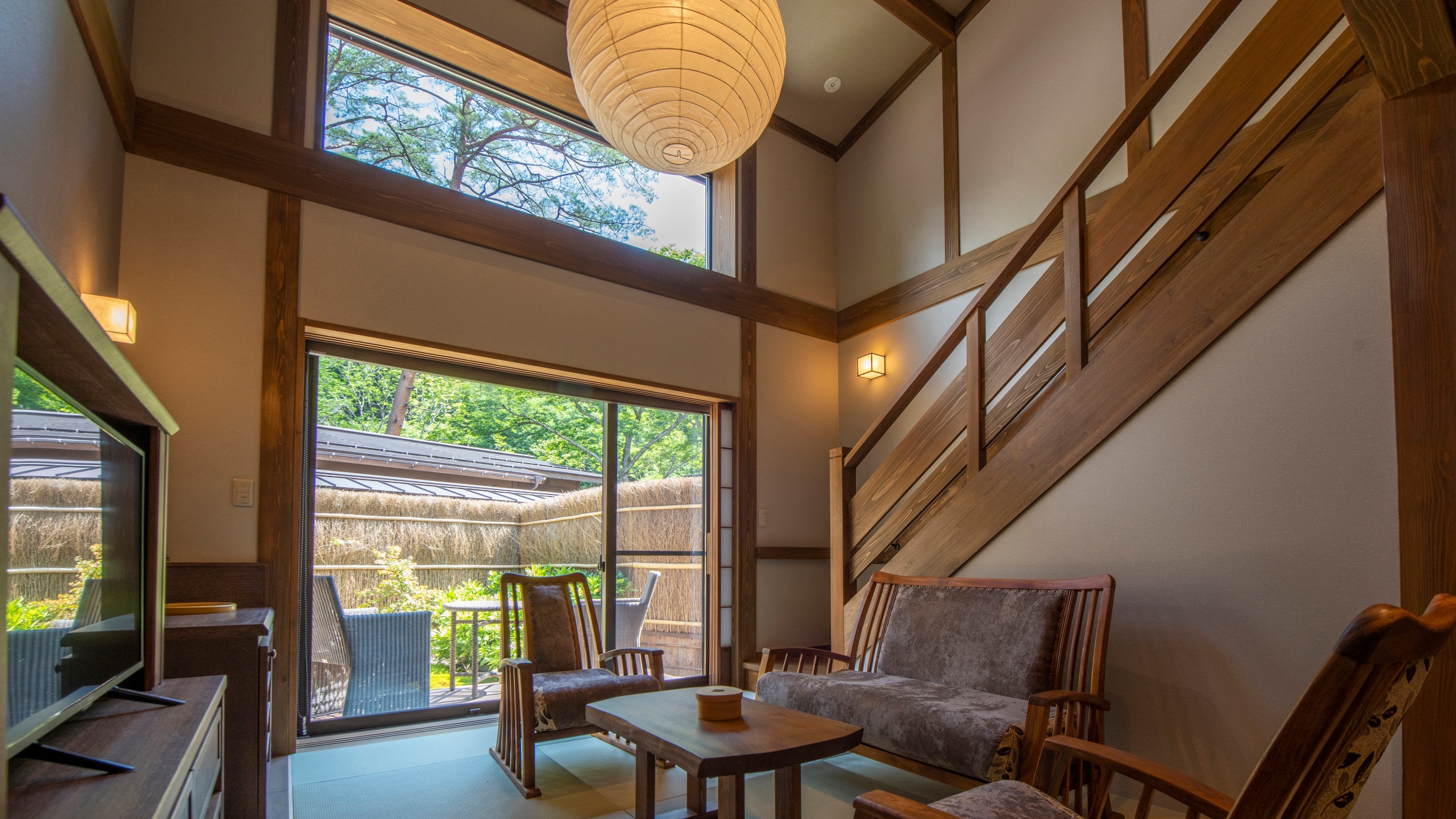 [Detached maisonette] The light pouring in through the open windows creates a warm space that is one with nature.