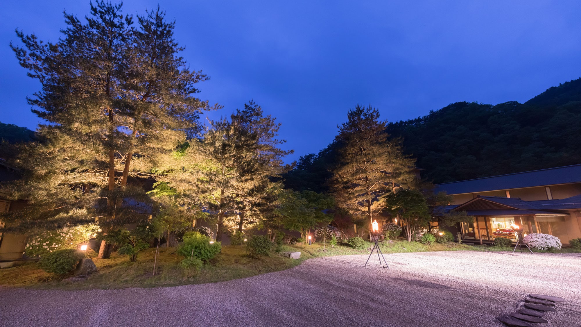 Kamatsuen Night courtyard