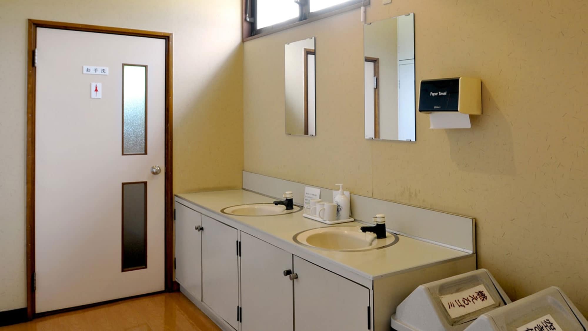 *Not available [Guest rooms and 8 tatami Japanese-style rooms in the annex] Toilets and washrooms are shared