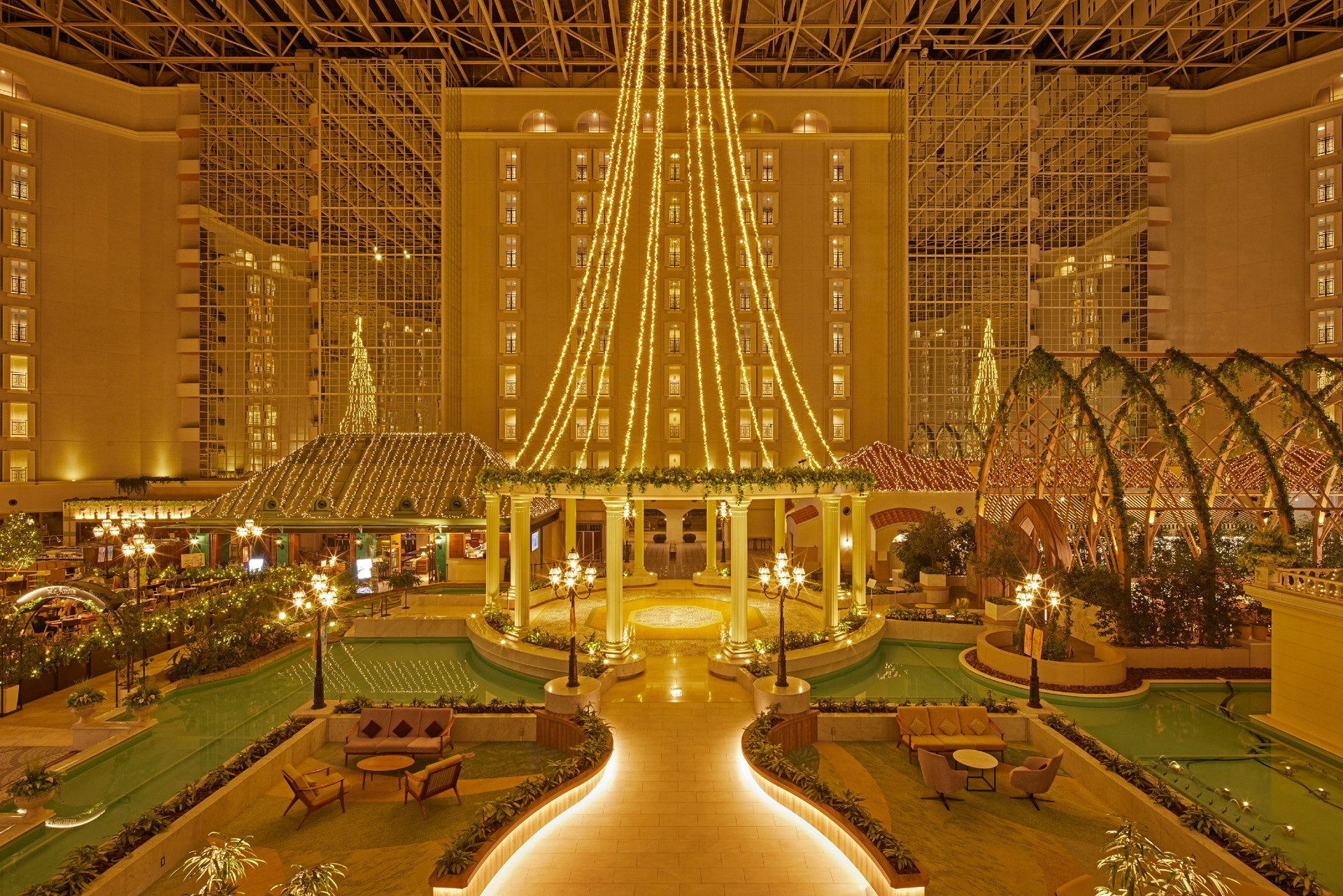Pencahayaan atrium di malam hari