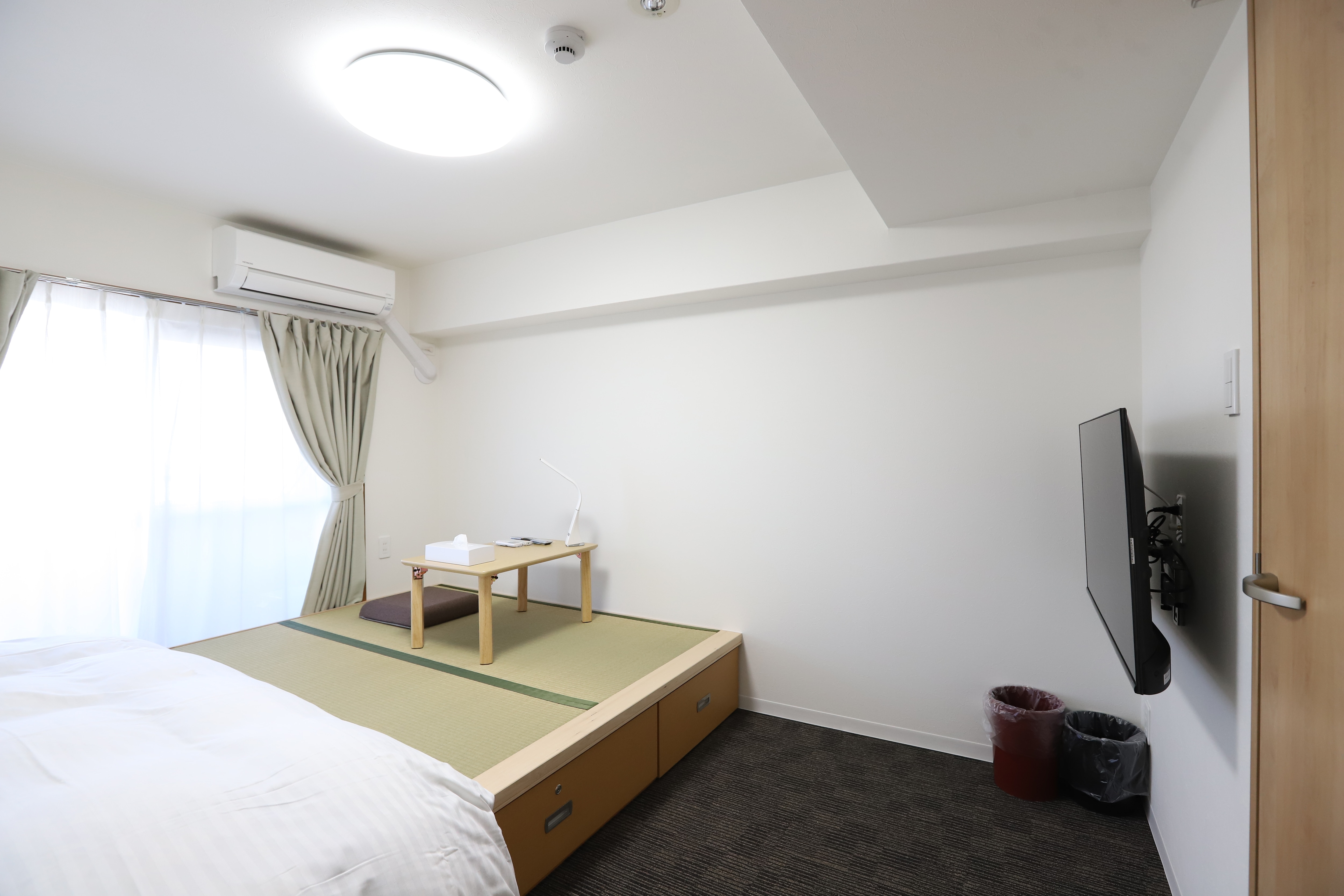 UD Japanese-Western room with raised floor, non-smoking