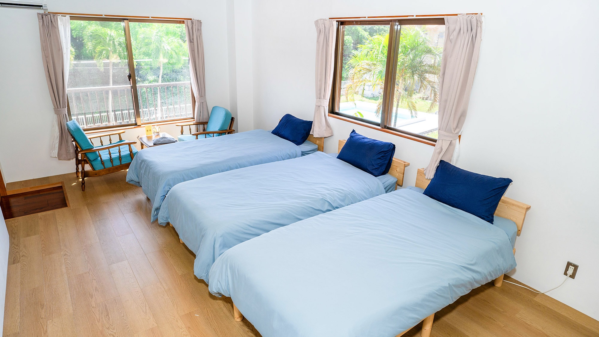 ・【三人房】房间内还配有桌椅，是一个可以放松的空间。