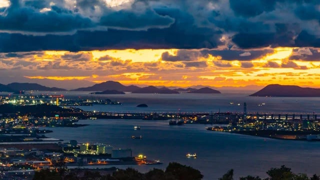 波光粼粼的港口景观