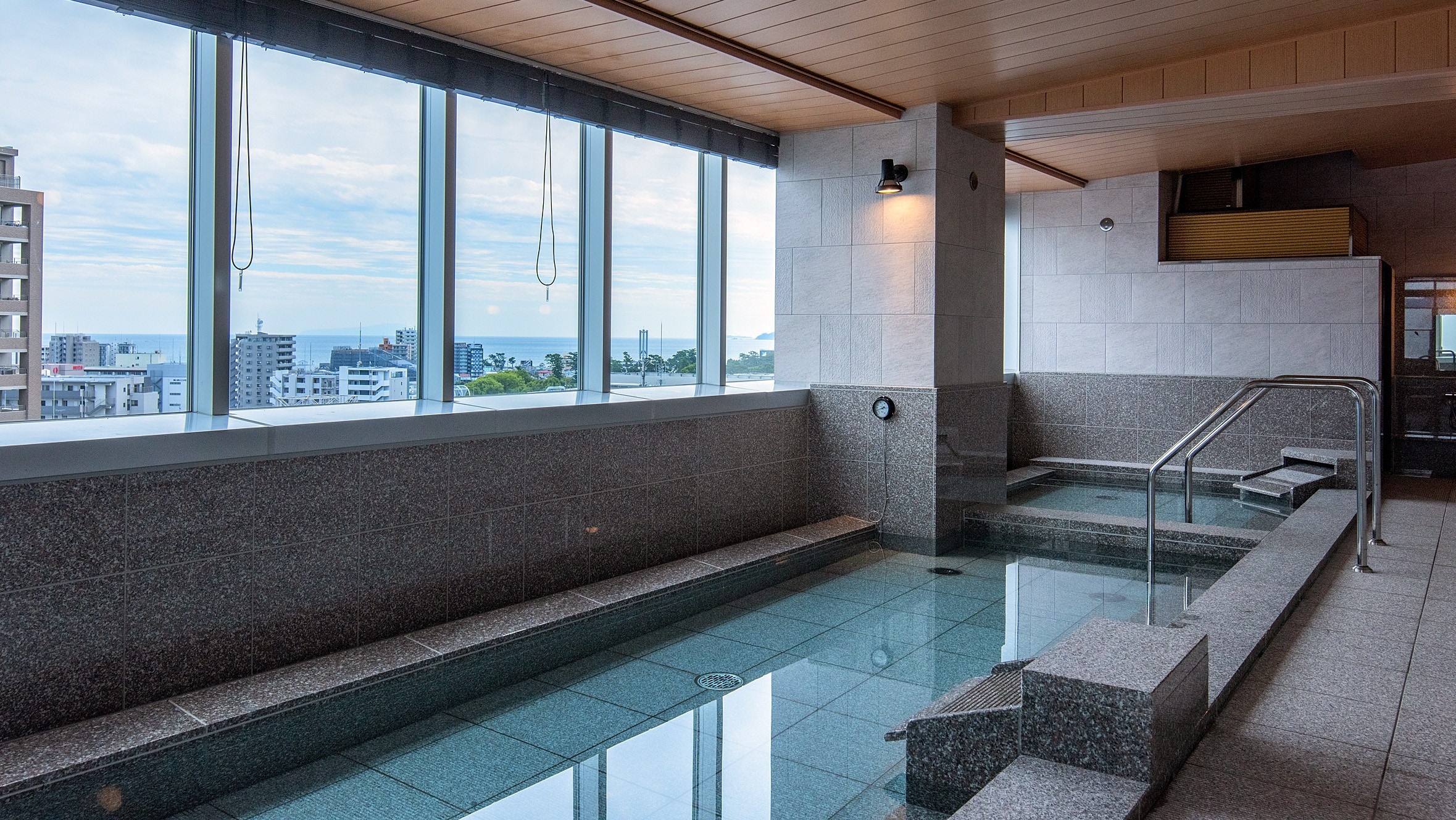 Large communal bath (women's communal bath) where you can enjoy a feeling of openness from the bathtub with a large window