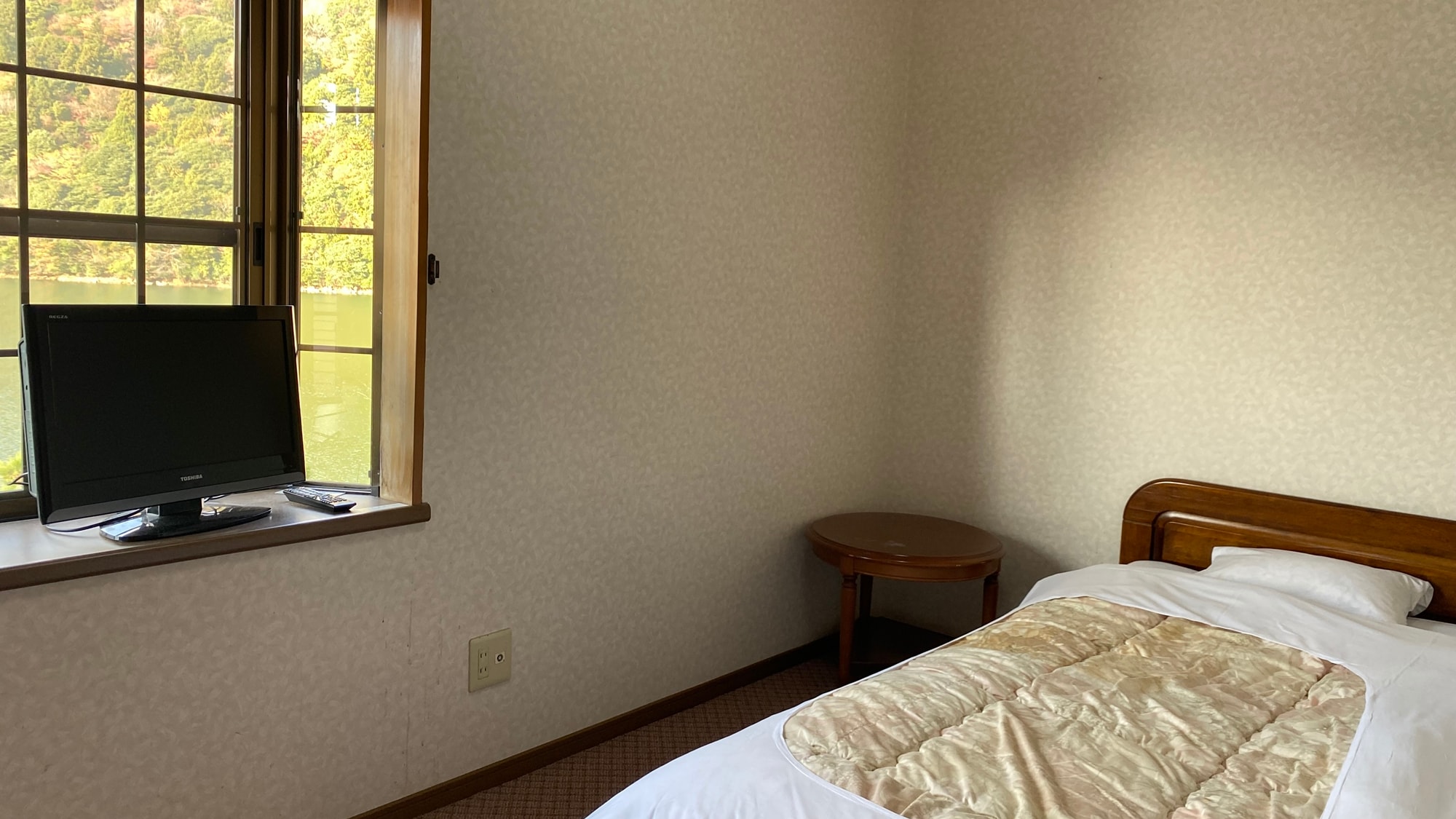 * [Lake side/Western-style single room] A single room facing the lake. The lake is beautiful when you wake up.