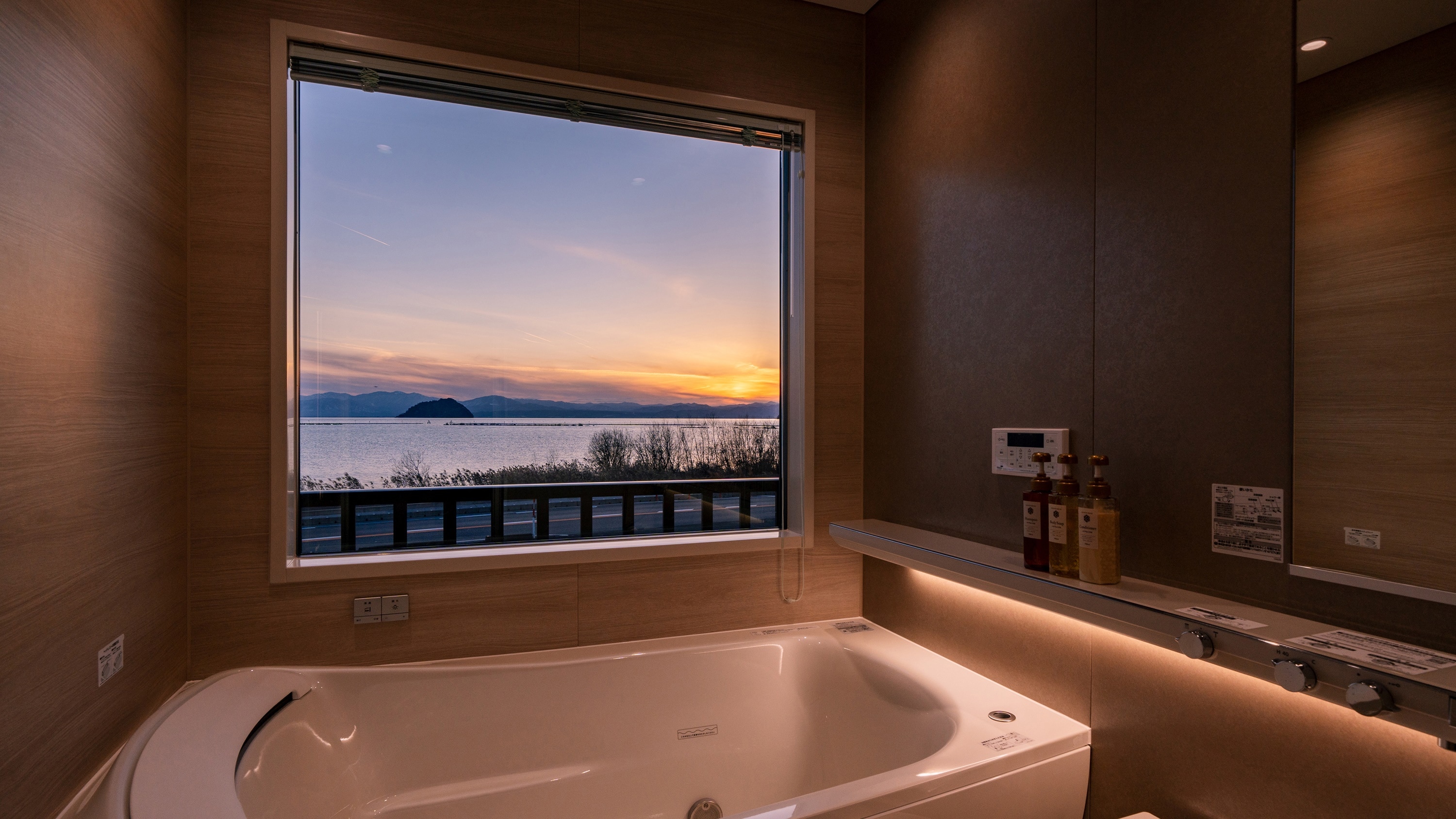 *[浴室] 一邊欣賞日落，一邊放鬆身心，緩解一天的疲勞。