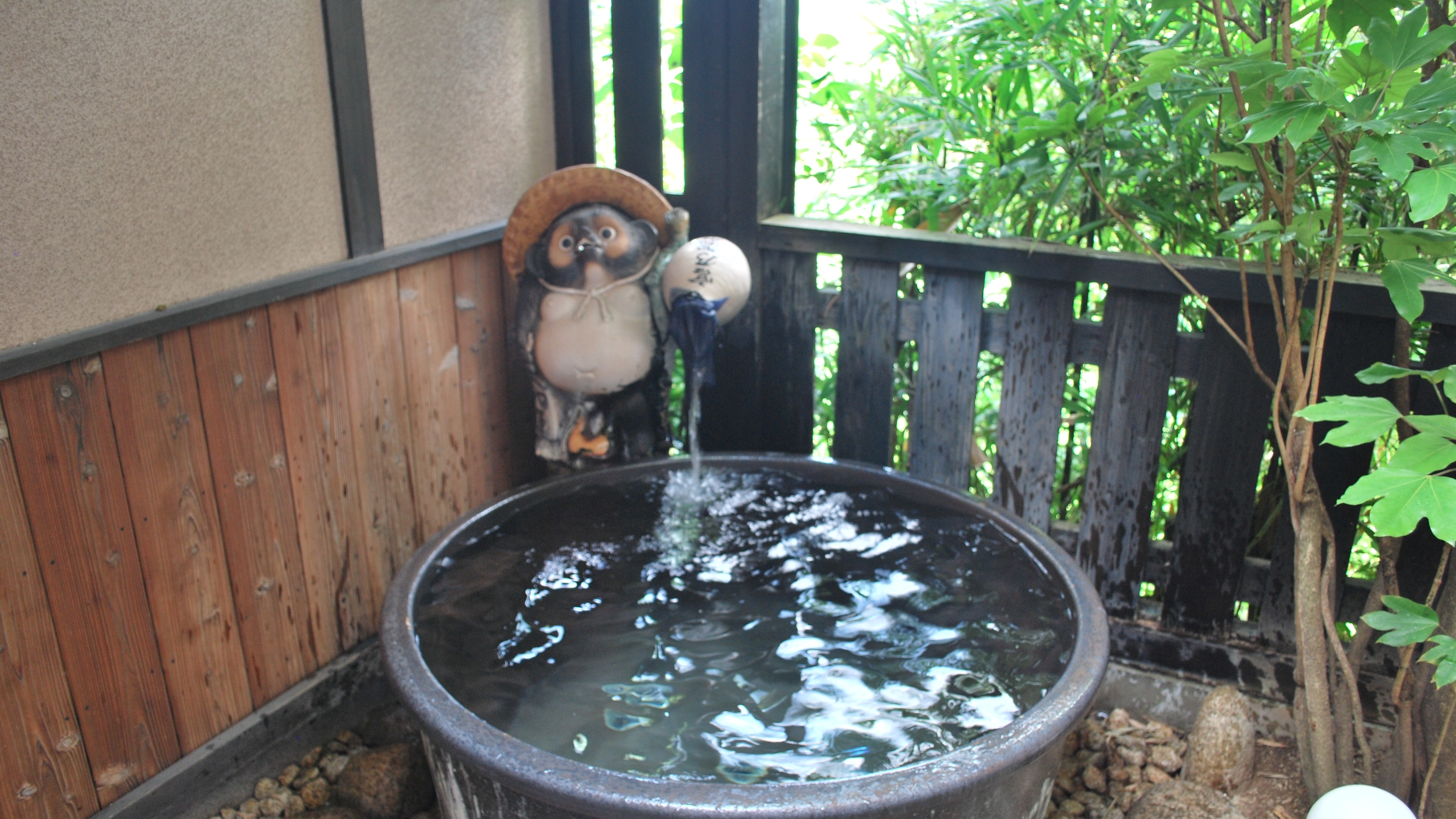 Family open-air bath "Kakuremino" Black Tanuki