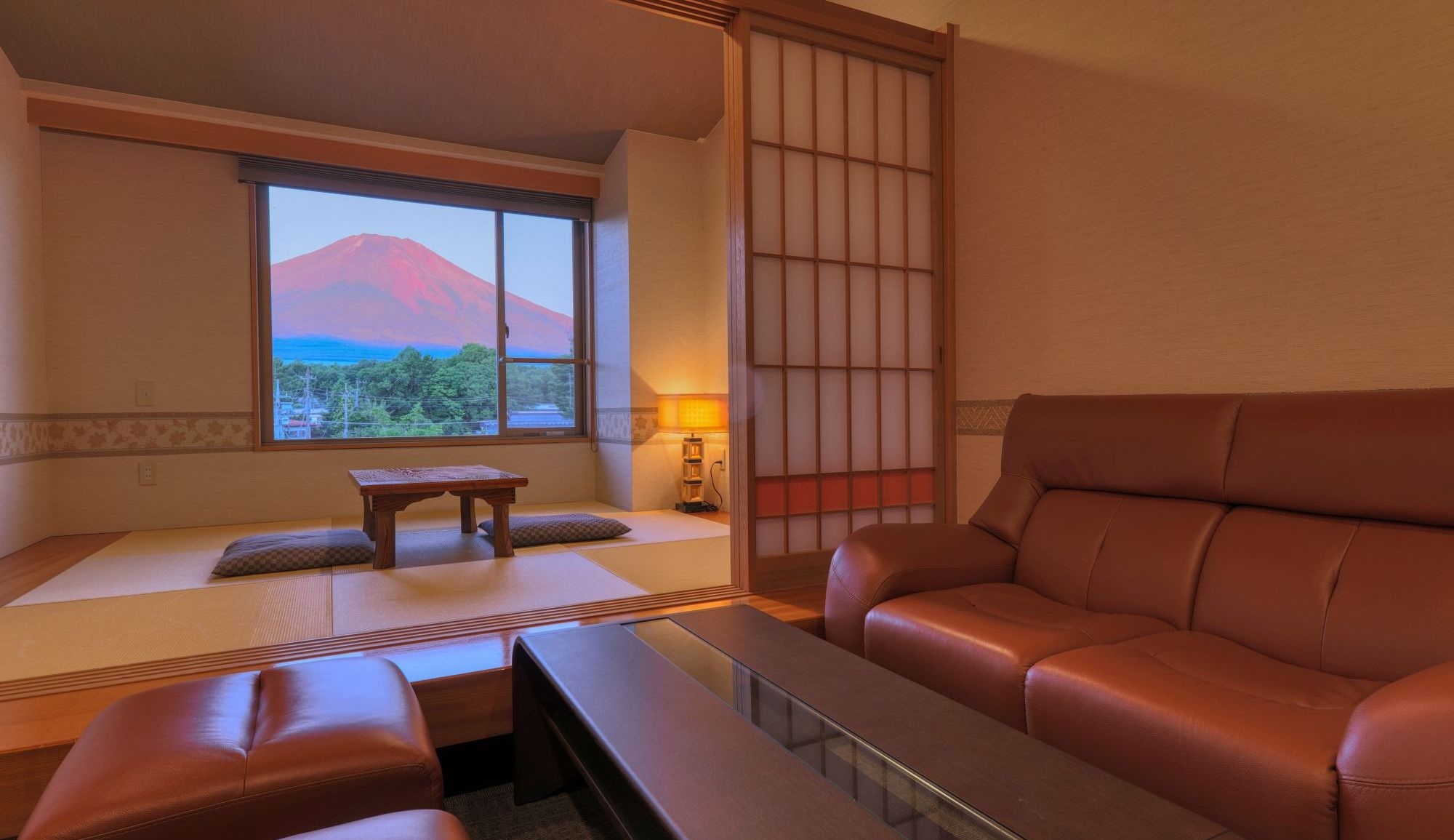 [Suite room with Mt. Fuji view hot spring bath] Japanese cypress hot spring bath with a view of Mt. Fuji