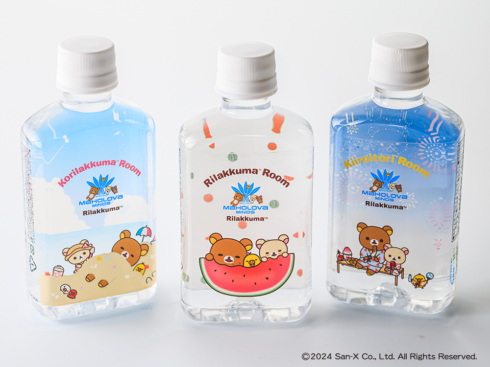 Air mineral di masing-masing 3 ruangan memiliki desain yang berbeda (dari kiri: Korilakkuma, Rilakkuma, Kiiroitori)