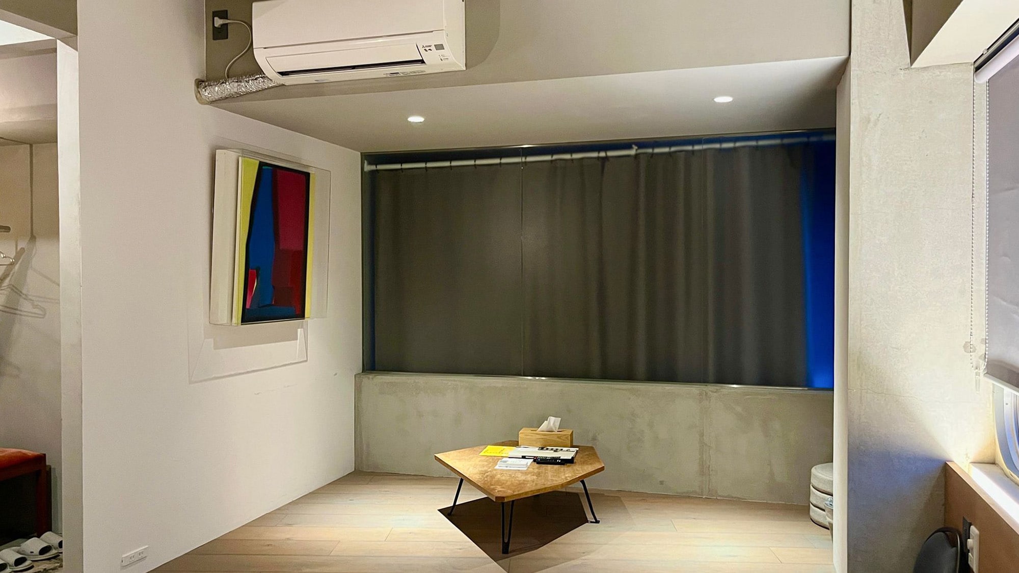 ・【高級三人間】像畫廊一樣的小空間，可以近距離欣賞畫作。