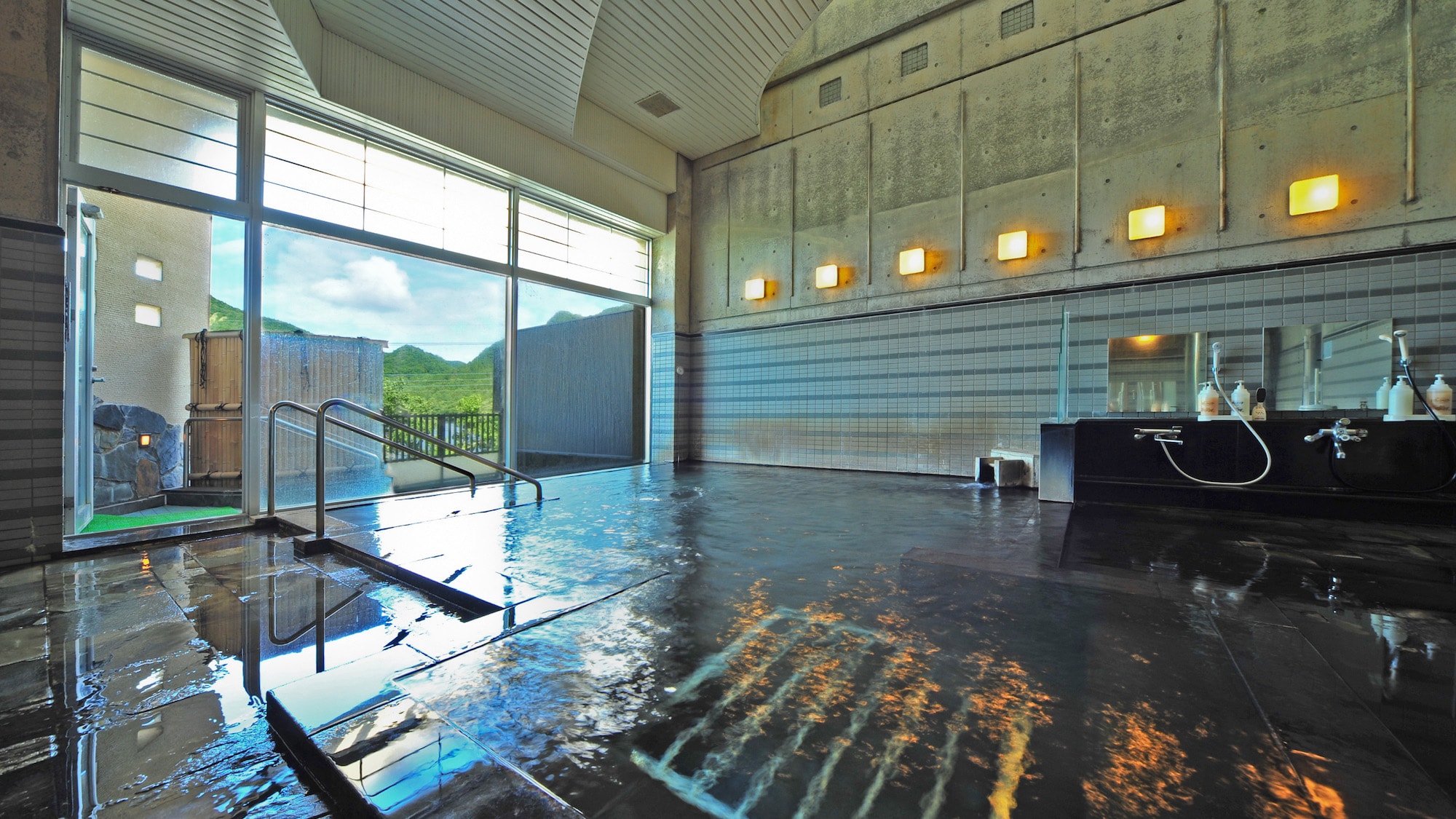 [Main building hot spring (men's bath)] The quality of the hot spring is fine and smooth.
