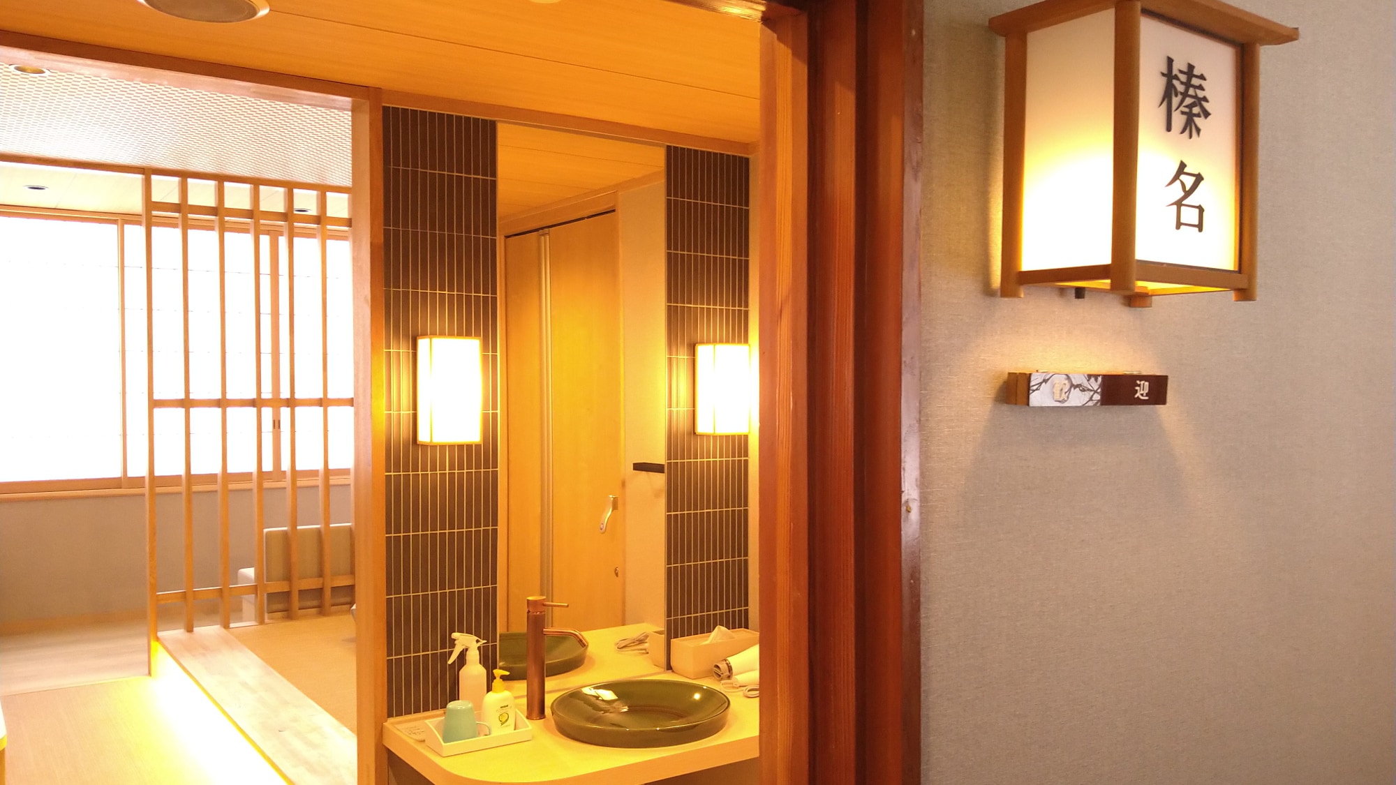 Kamar twin kecil dengan ranjang rendah "Haruna" (pintu masuk)