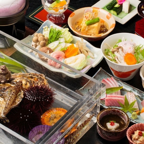 [岩岸懷石料理] 可以觀察水晶盒中的食材，感覺就像在岩岸上玩耍一樣。